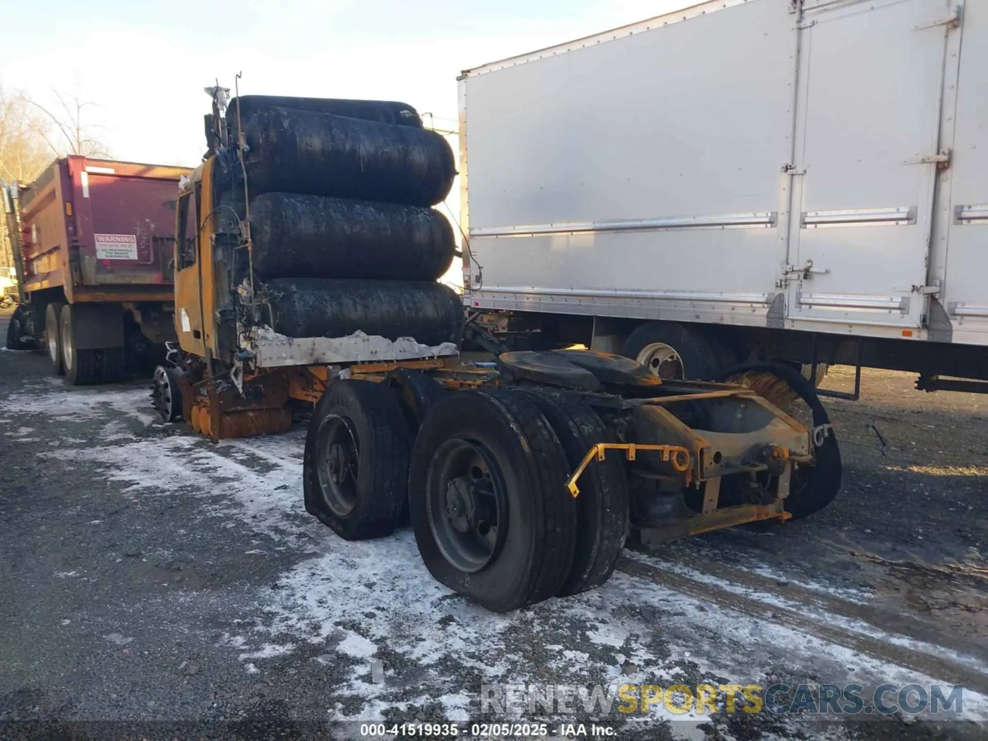 3 fotografías del automóvil dañado 4V4NC9UG1PN335682 VOLVO VNL 2023