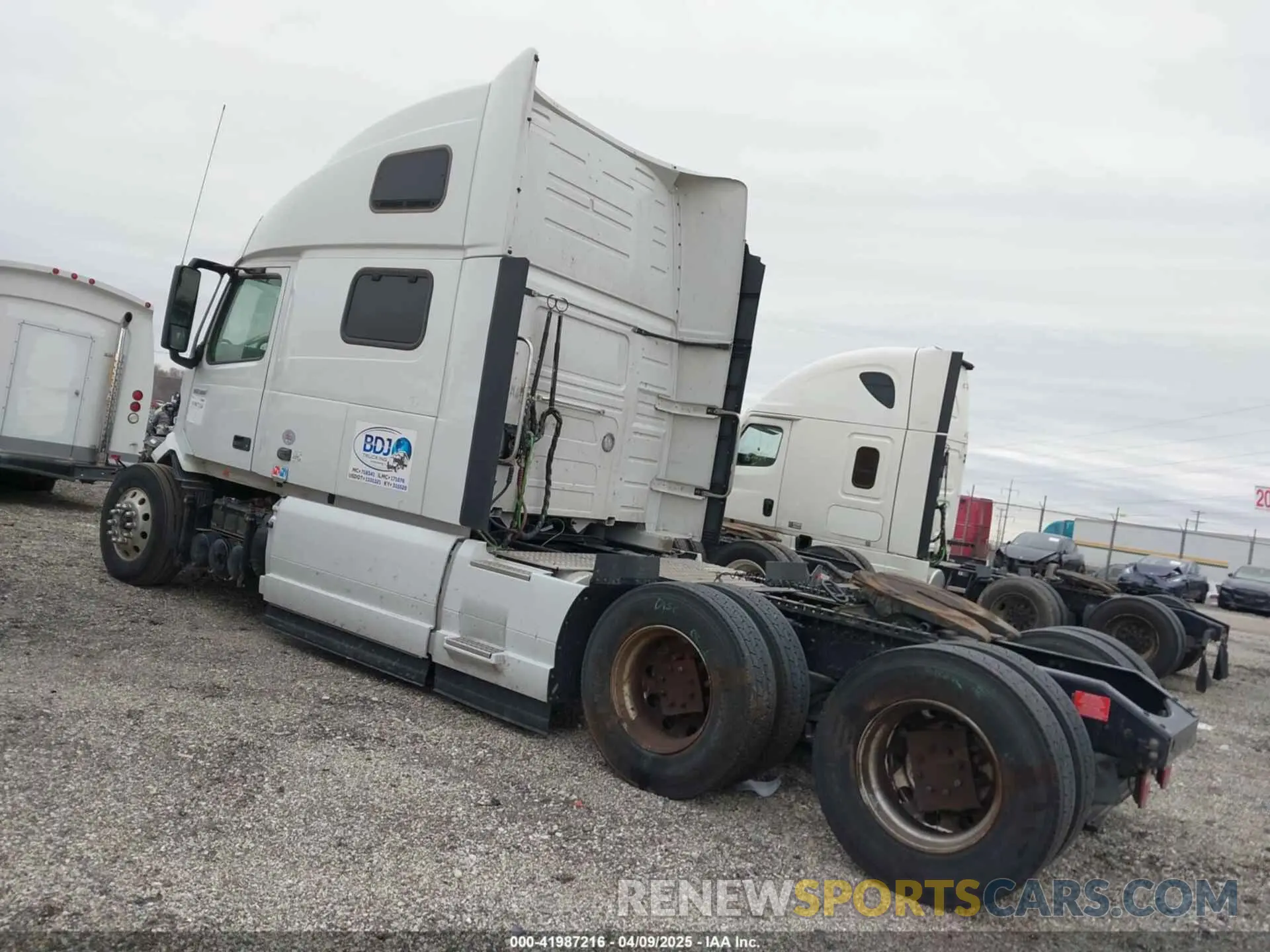 3 fotografías del automóvil dañado 4V4NC9EH0SN669881 VOLVO VNL 2025