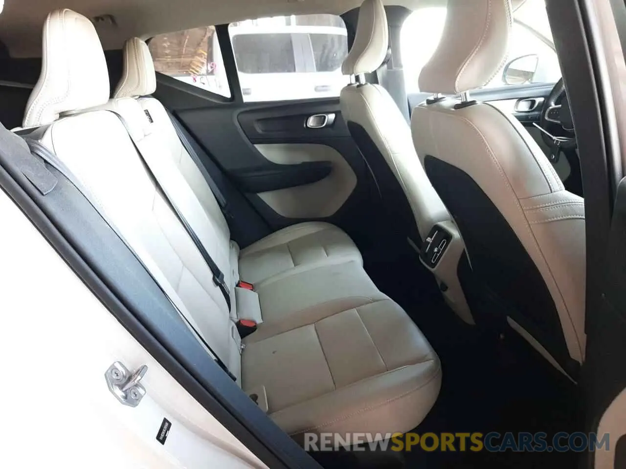 11 fotografías del automóvil dañado YV4162UK0K2045485 VOLVO XC40 2019