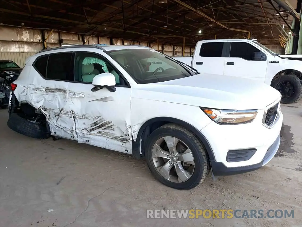 4 fotografías del automóvil dañado YV4162UK0K2045485 VOLVO XC40 2019