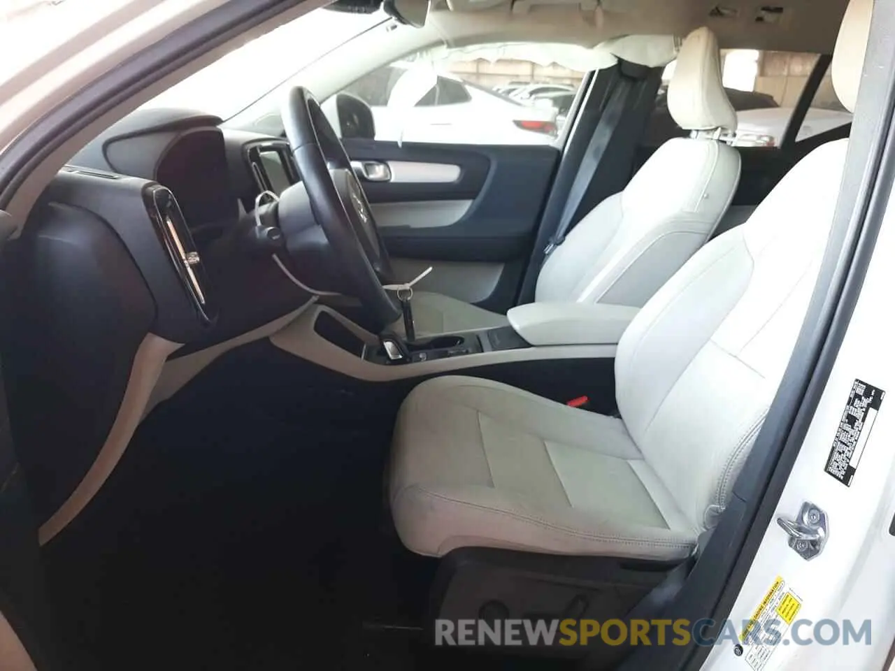 7 fotografías del automóvil dañado YV4162UK0K2045485 VOLVO XC40 2019