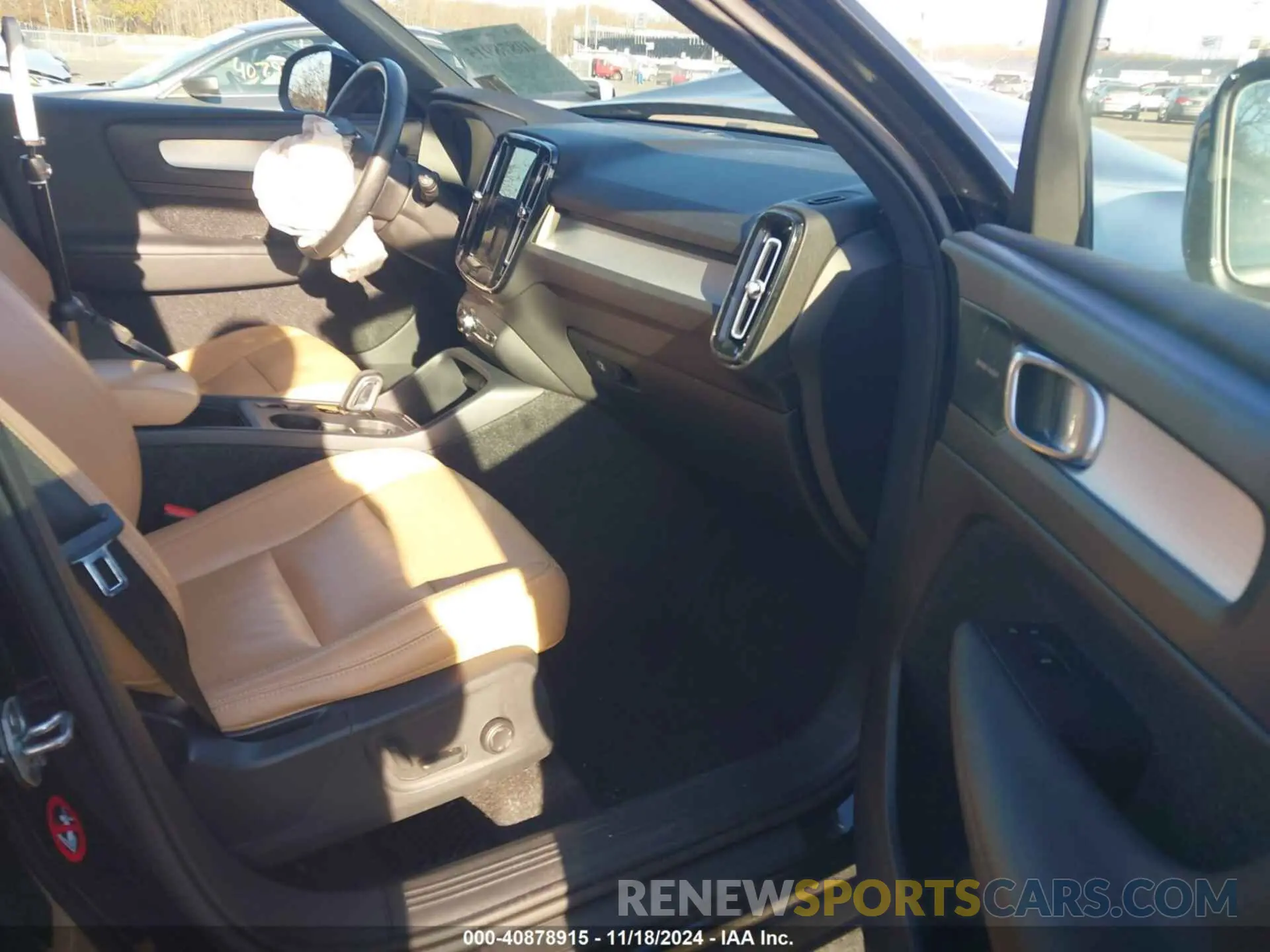5 fotografías del automóvil dañado YV4162UK0K2050010 VOLVO XC40 2019