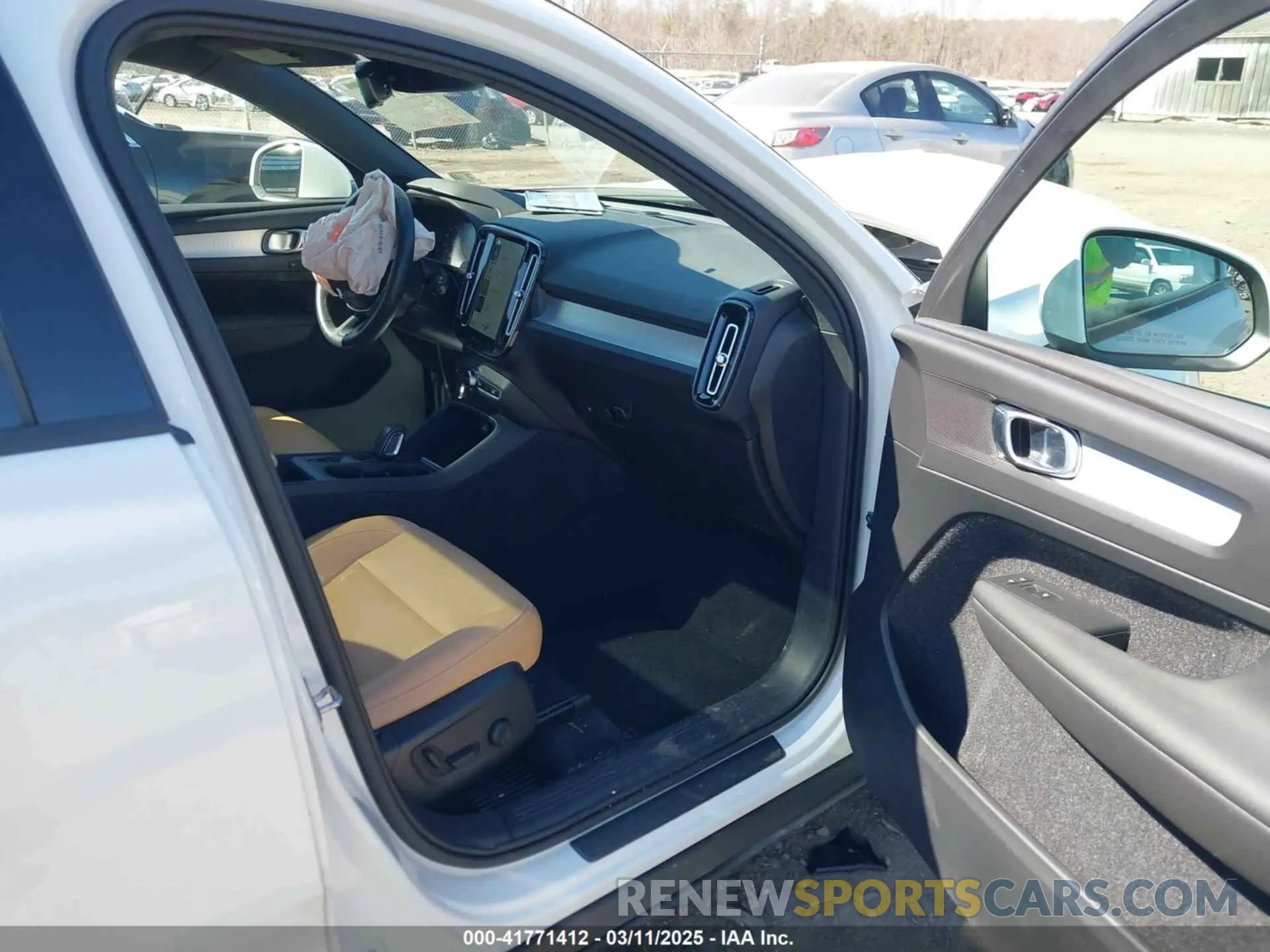 5 fotografías del automóvil dañado YV4162UK1K2152173 VOLVO XC40 2019
