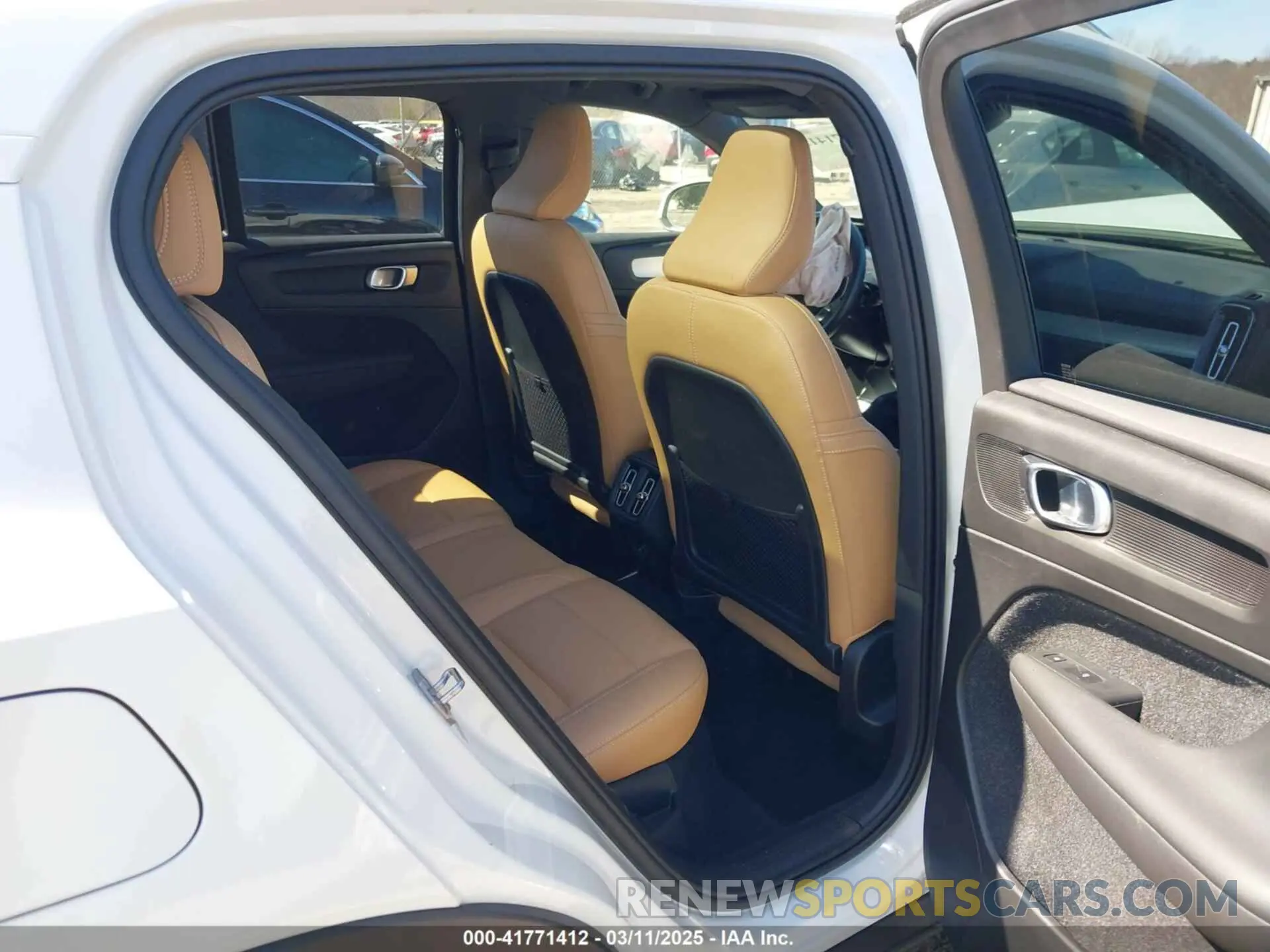 8 fotografías del automóvil dañado YV4162UK1K2152173 VOLVO XC40 2019