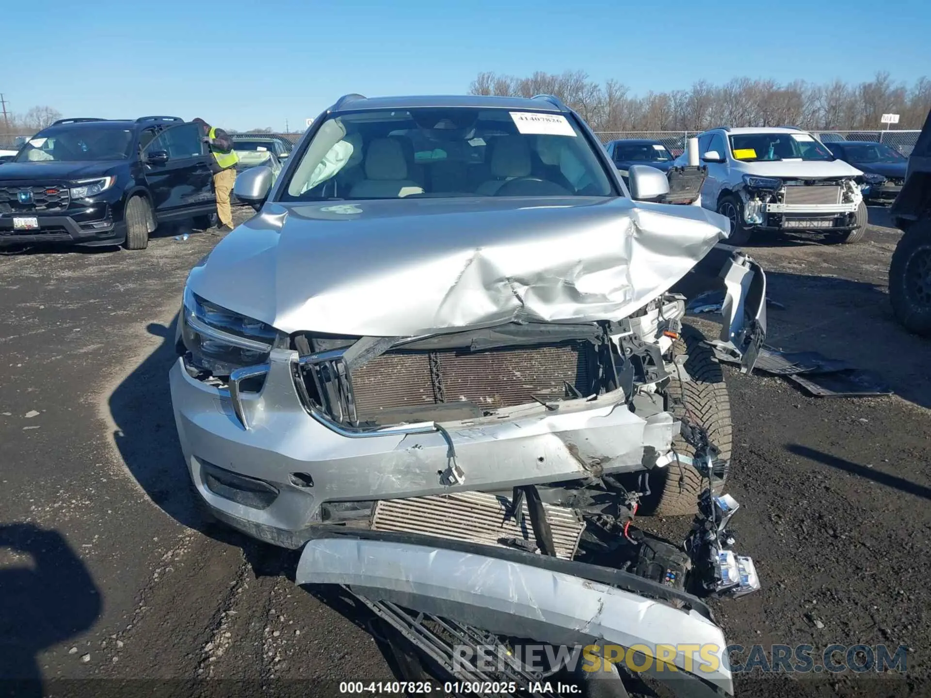 13 fotografías del automóvil dañado YV4162UK5K2052092 VOLVO XC40 2019