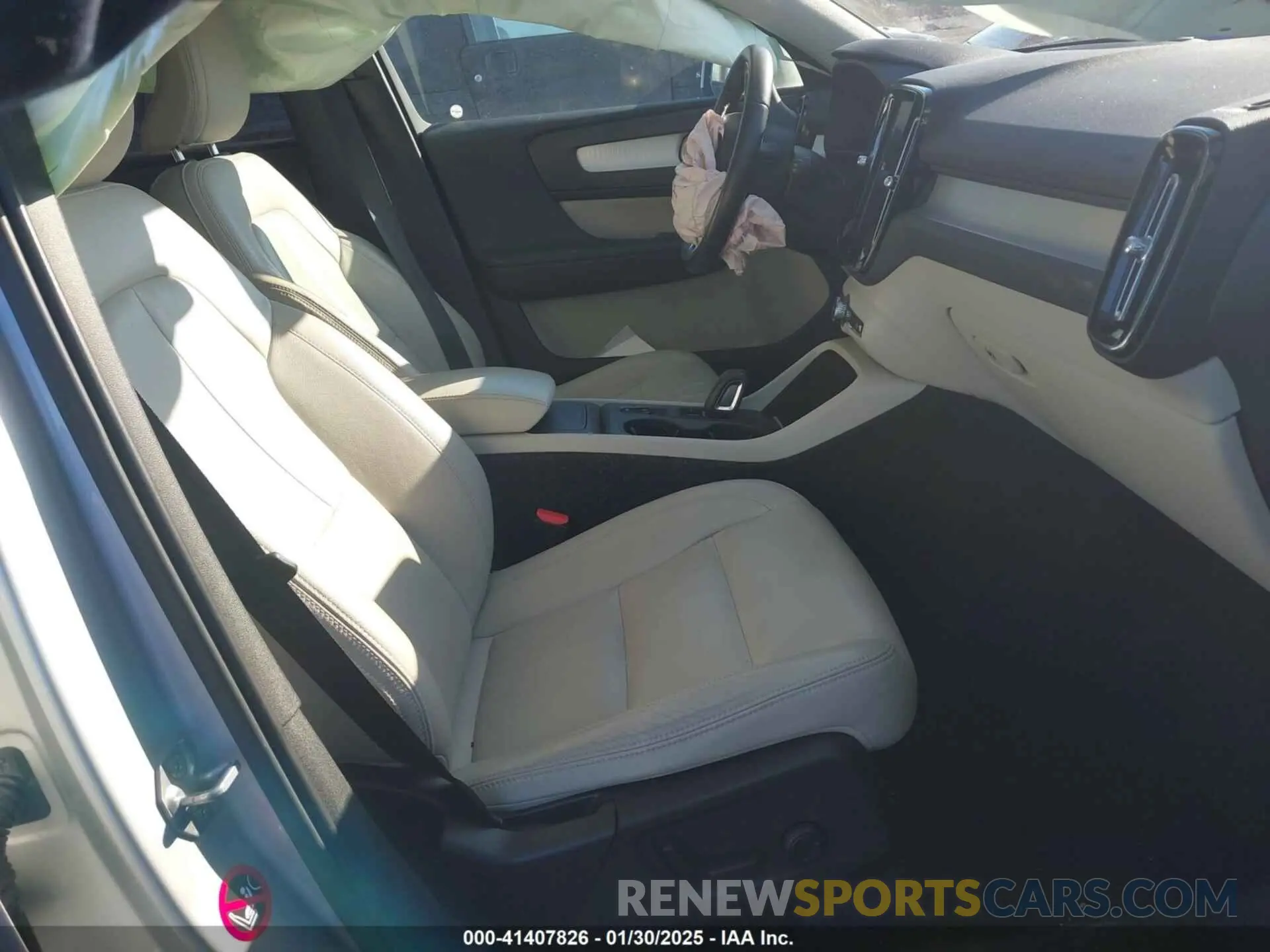 5 fotografías del automóvil dañado YV4162UK5K2052092 VOLVO XC40 2019