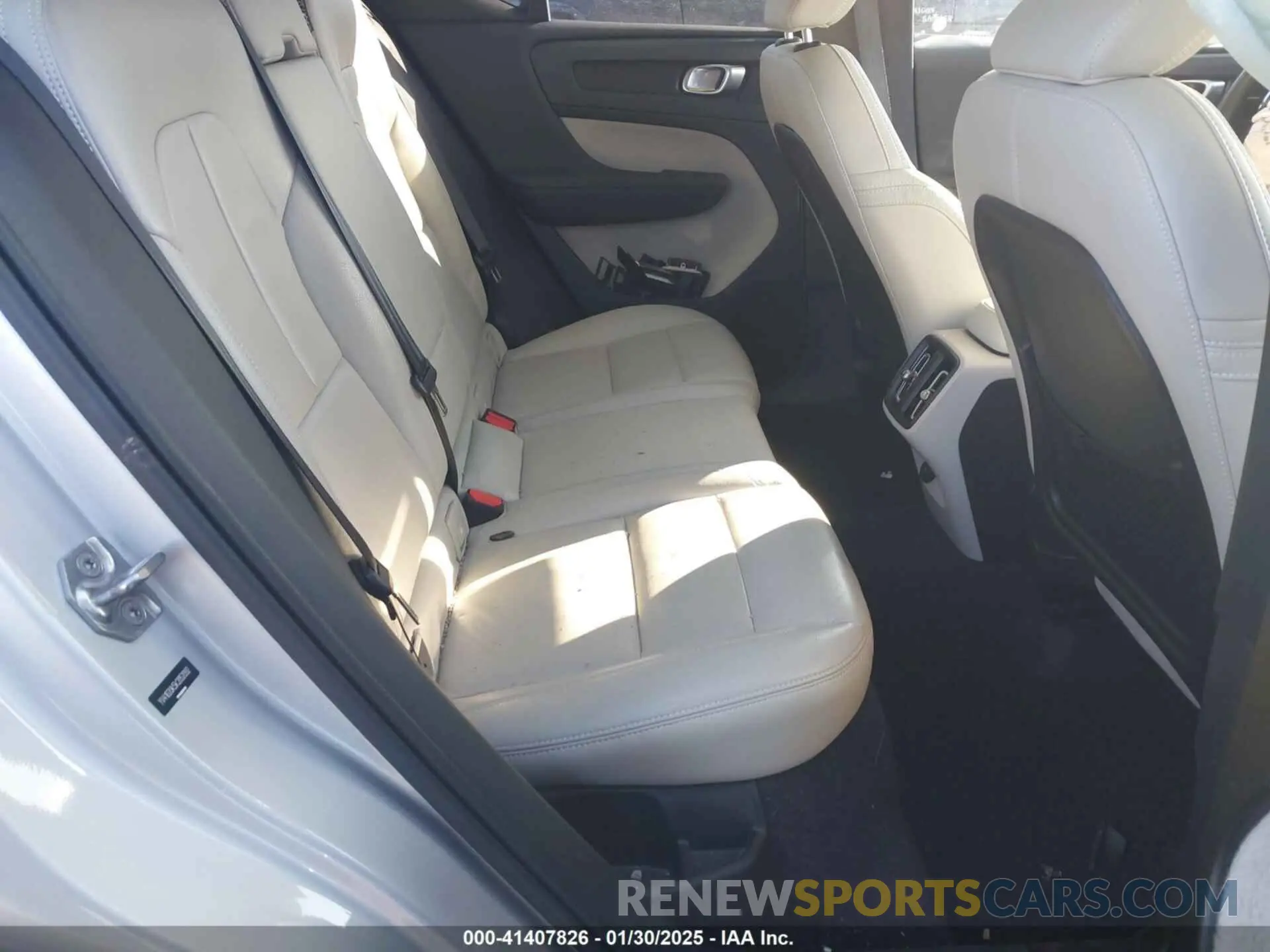 8 fotografías del automóvil dañado YV4162UK5K2052092 VOLVO XC40 2019