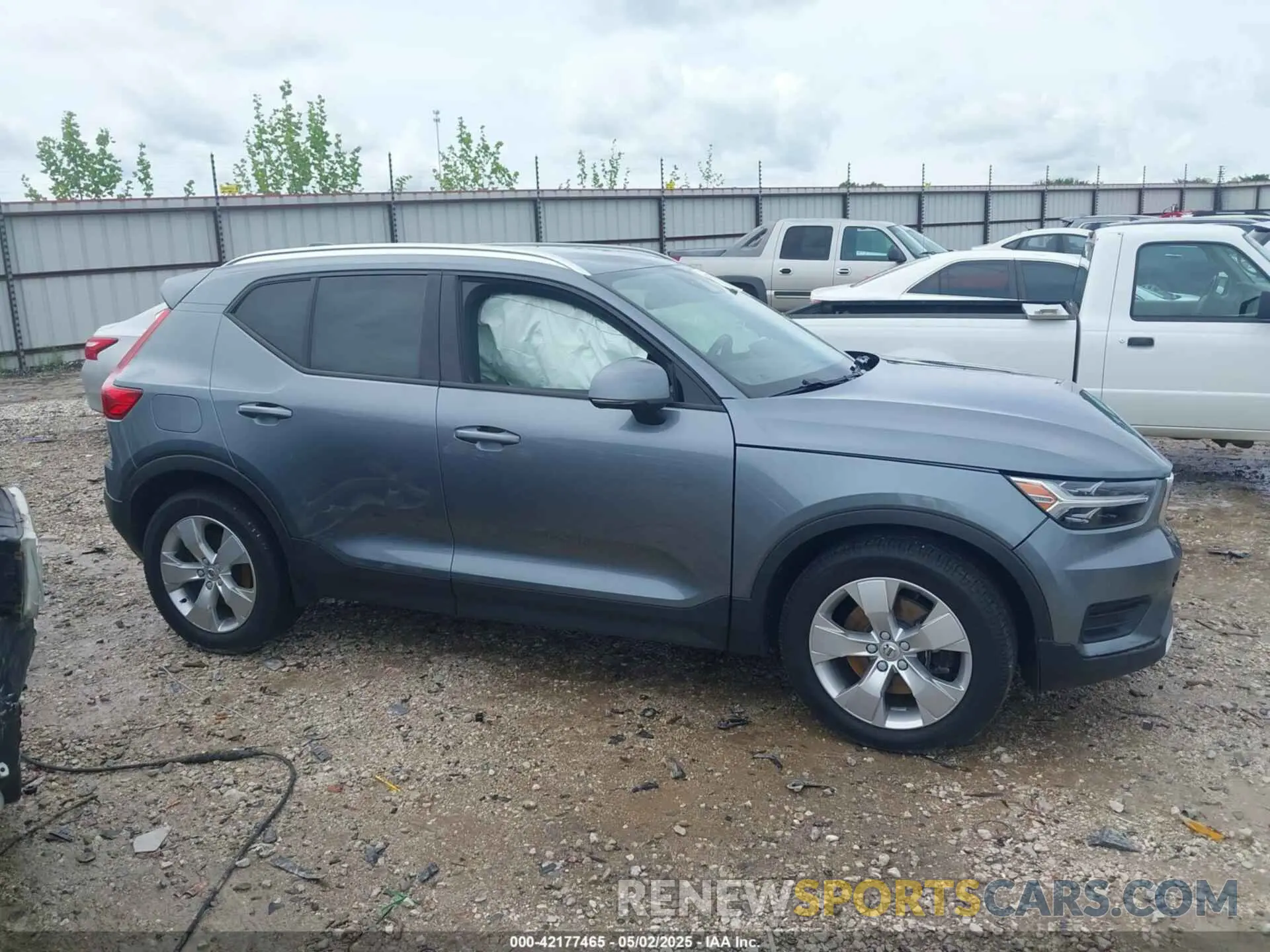 13 fotografías del automóvil dañado YV4162UK7K2075731 VOLVO XC40 2019