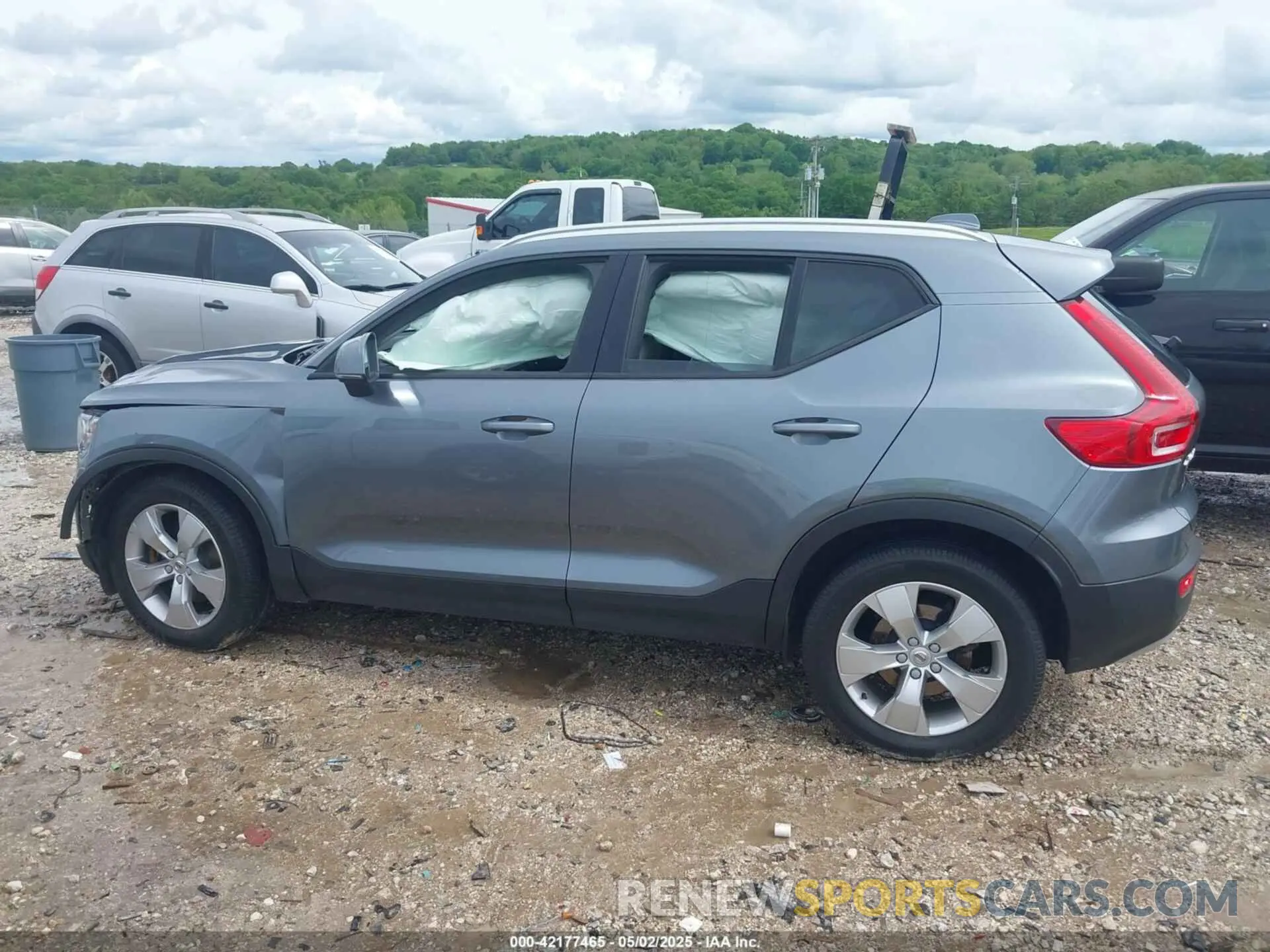 14 fotografías del automóvil dañado YV4162UK7K2075731 VOLVO XC40 2019