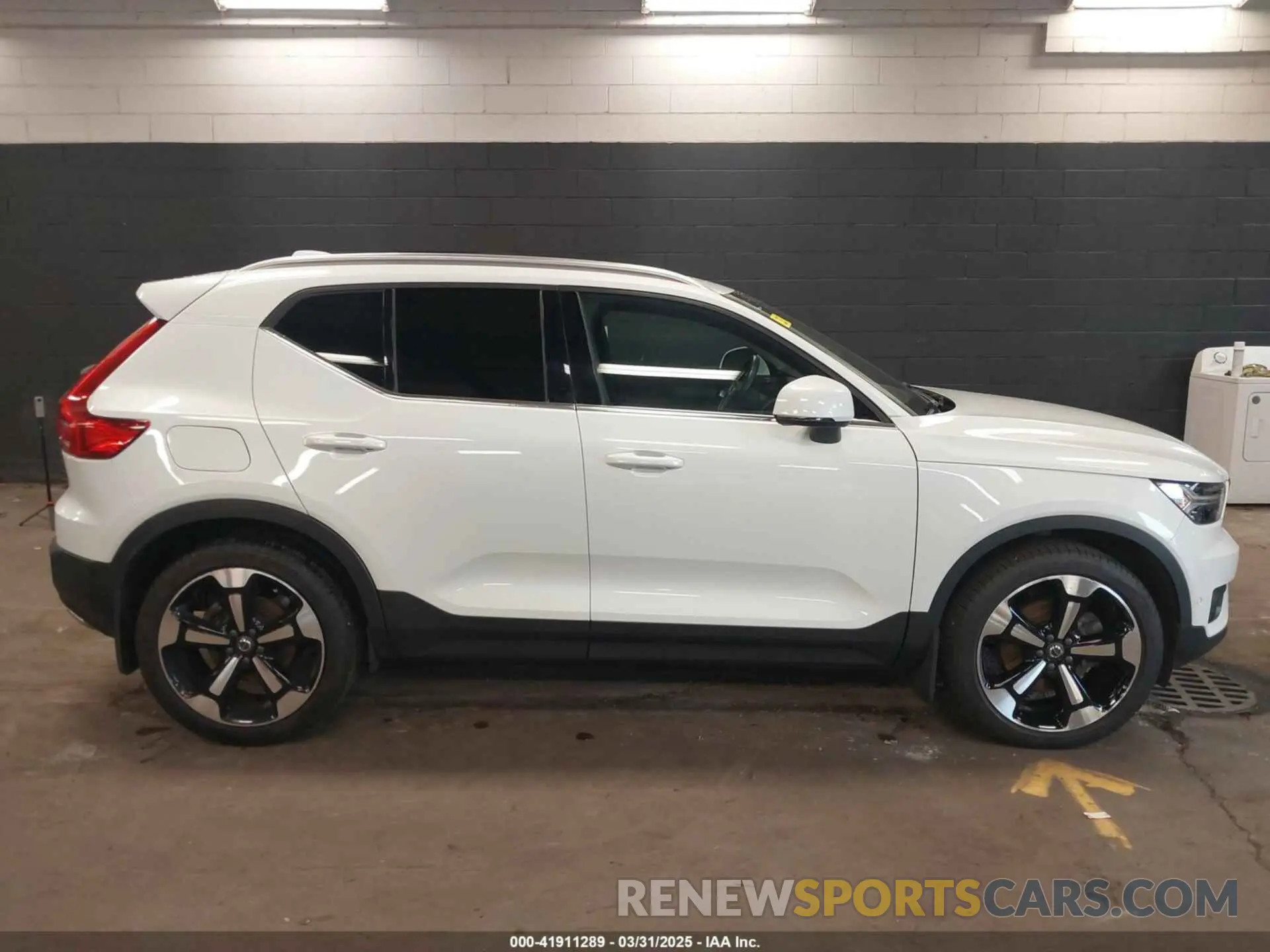 13 fotografías del automóvil dañado YV4162UL5K2046401 VOLVO XC40 2019