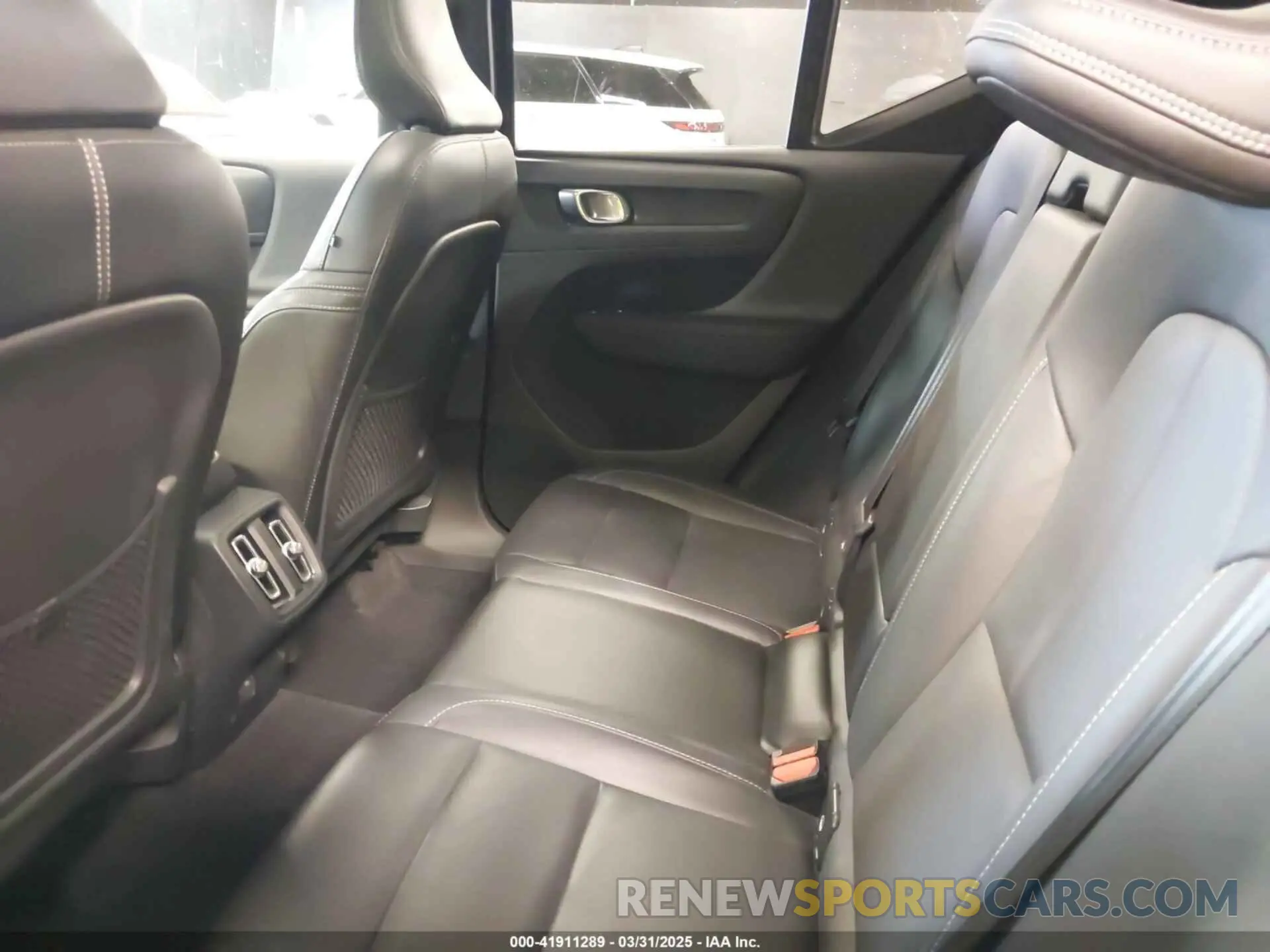 8 fotografías del automóvil dañado YV4162UL5K2046401 VOLVO XC40 2019
