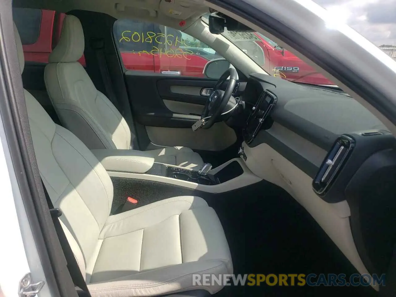 5 fotografías del automóvil dañado YV4162ULXK2092967 VOLVO XC40 2019