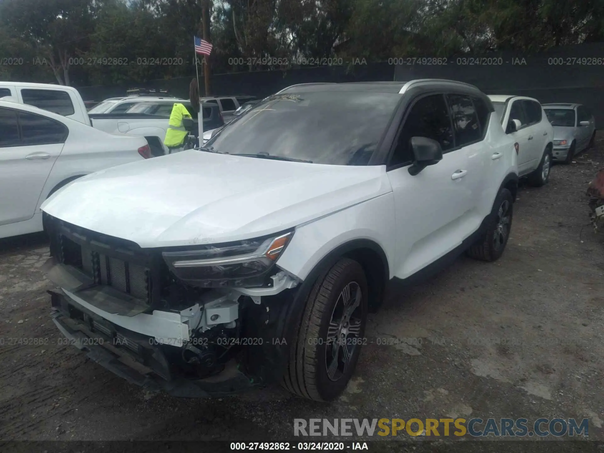 2 fotografías del automóvil dañado YV4162ULXK2152780 VOLVO XC40 2019