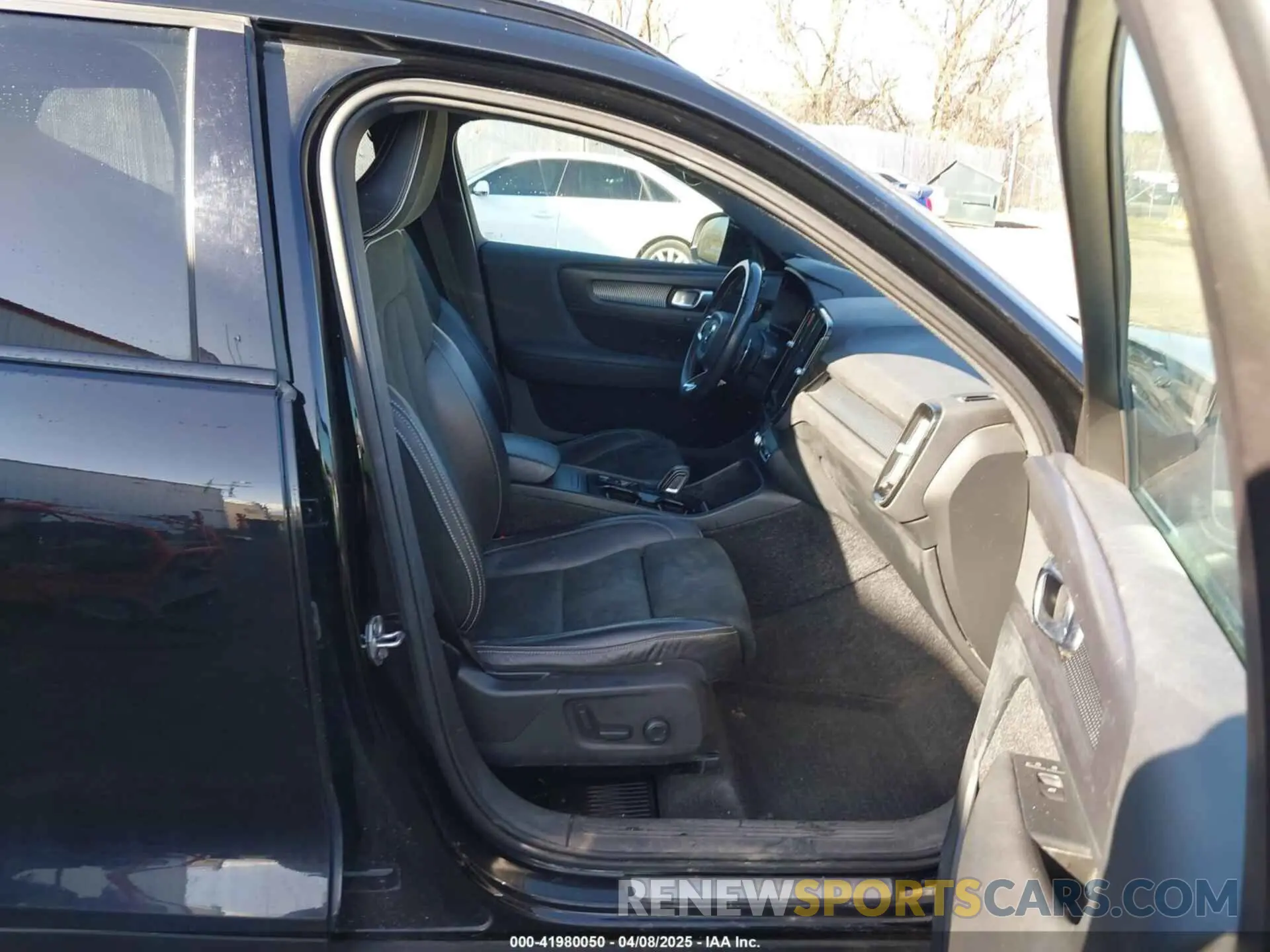 5 fotografías del automóvil dañado YV4162UM1K2106120 VOLVO XC40 2019