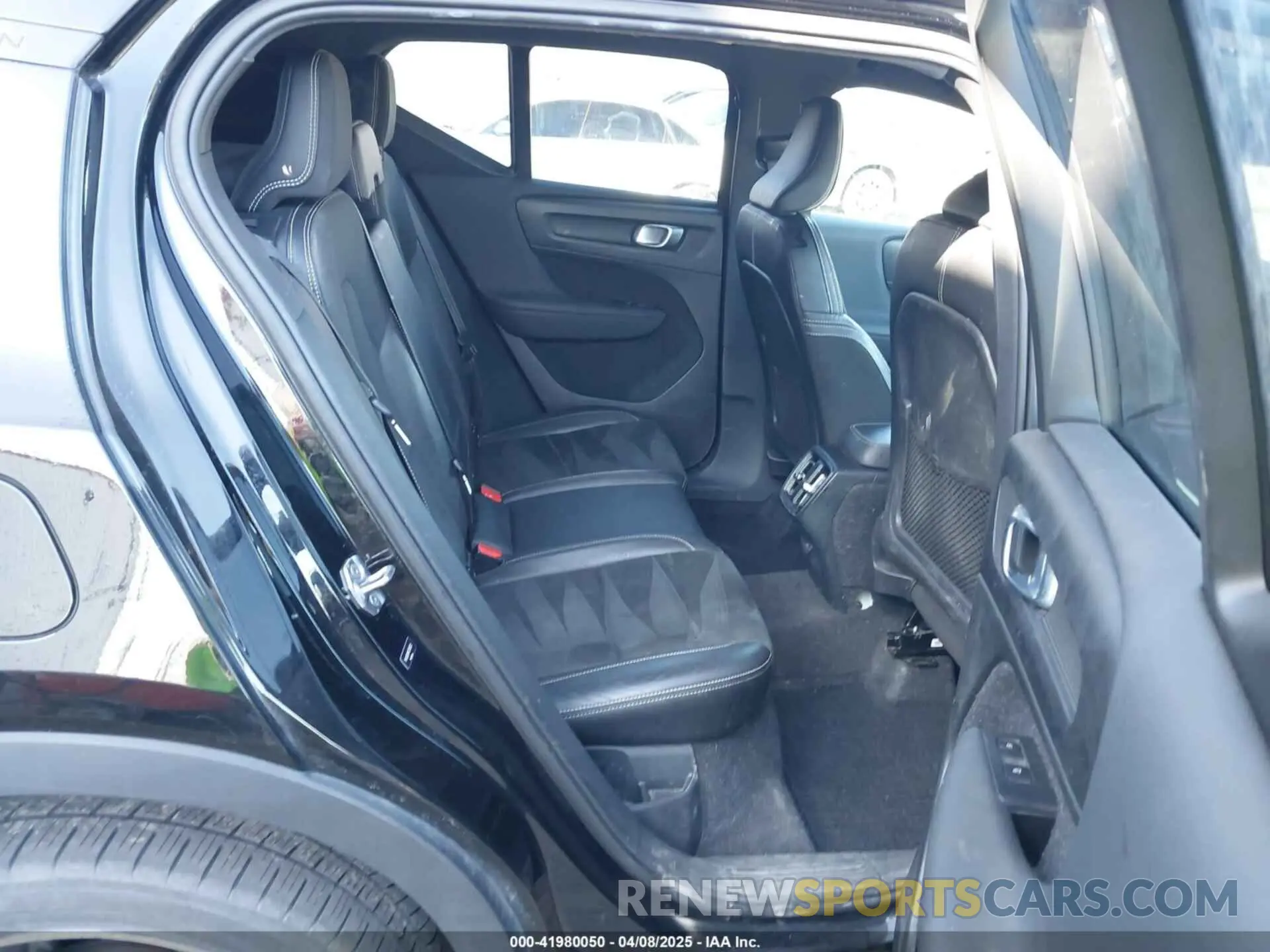 8 fotografías del automóvil dañado YV4162UM1K2106120 VOLVO XC40 2019