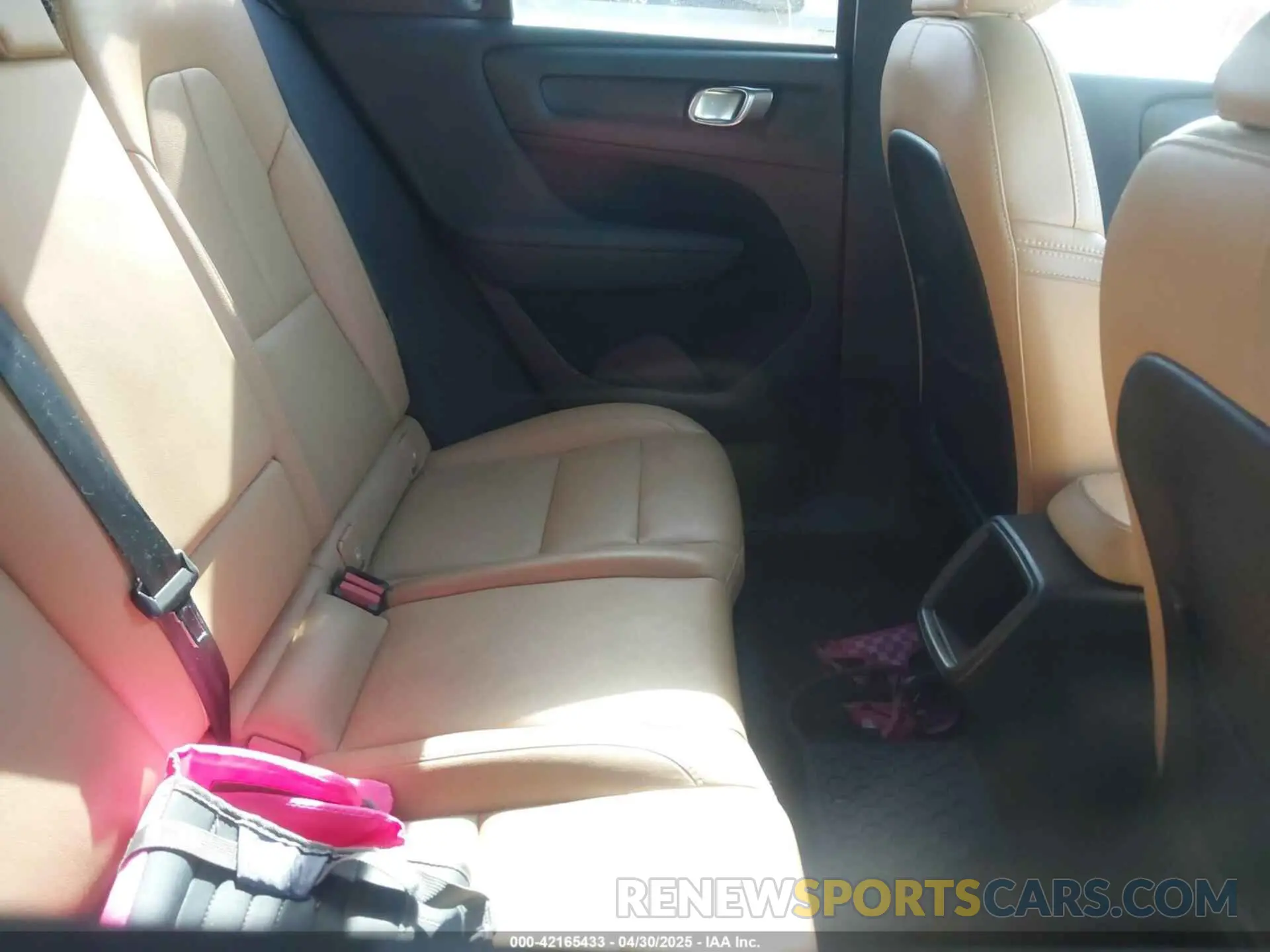 8 fotografías del automóvil dañado YV4162XZ2K2013680 VOLVO XC40 2019