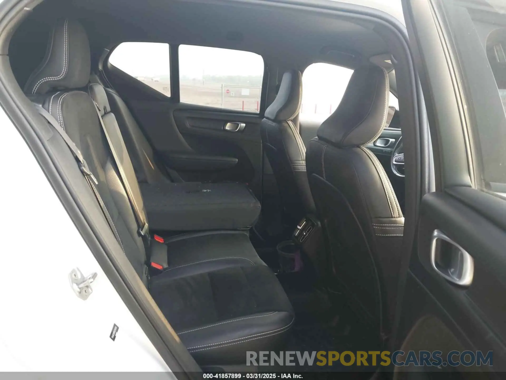 8 fotografías del automóvil dañado YV4AC2HM7K2149105 VOLVO XC40 2019