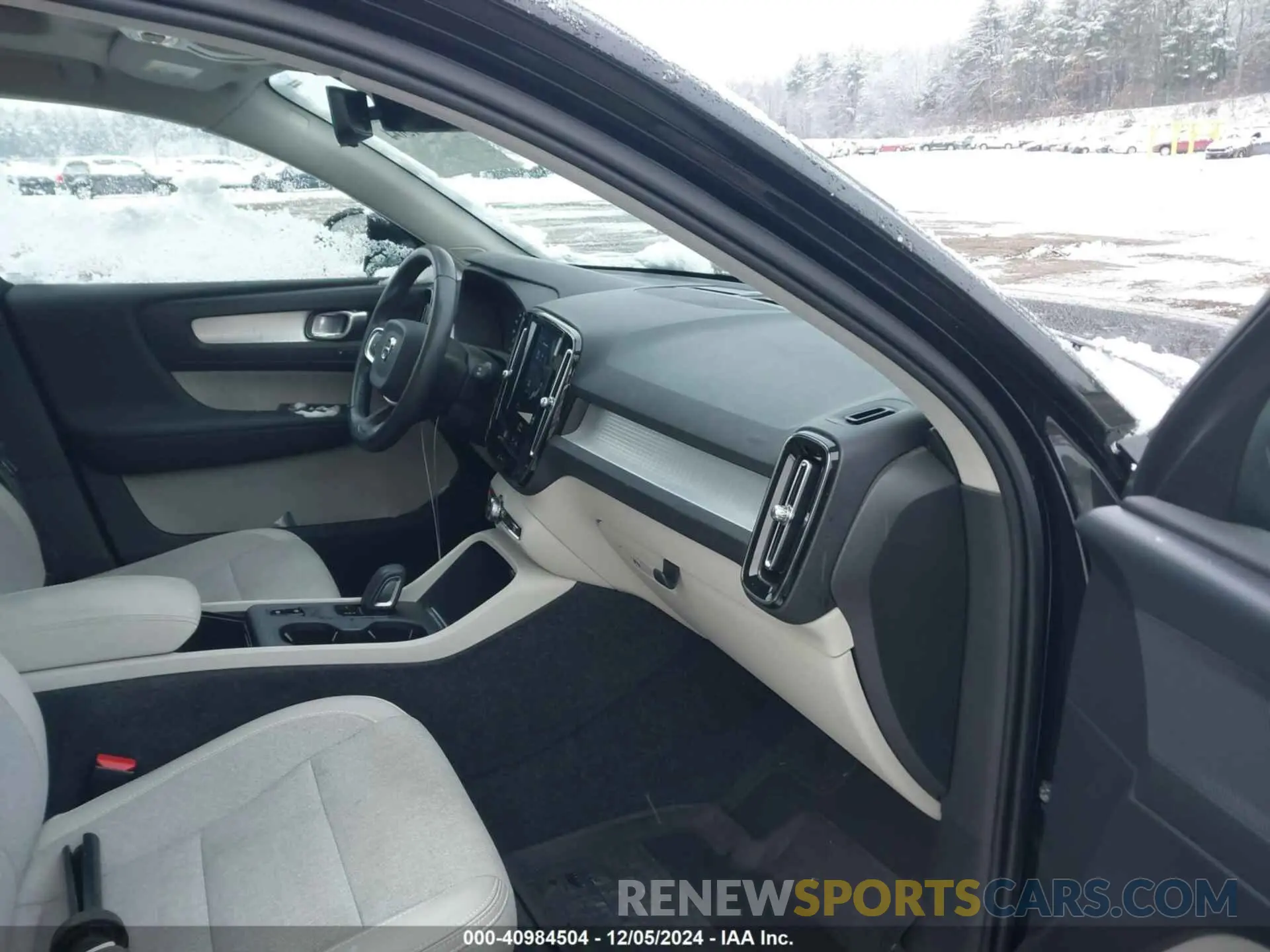 5 fotografías del automóvil dañado YV4162UK4L2242614 VOLVO XC40 2020