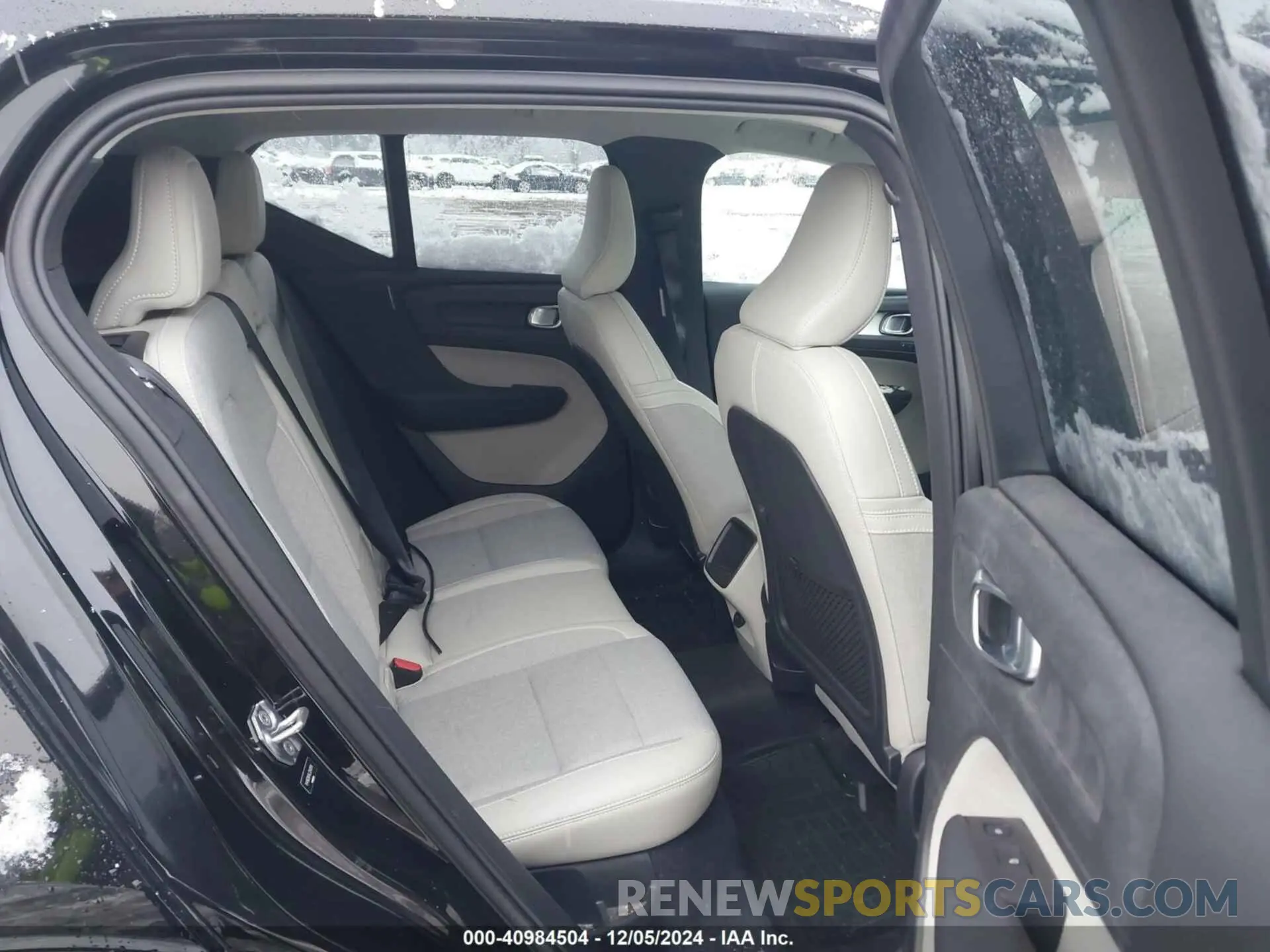 8 fotografías del automóvil dañado YV4162UK4L2242614 VOLVO XC40 2020