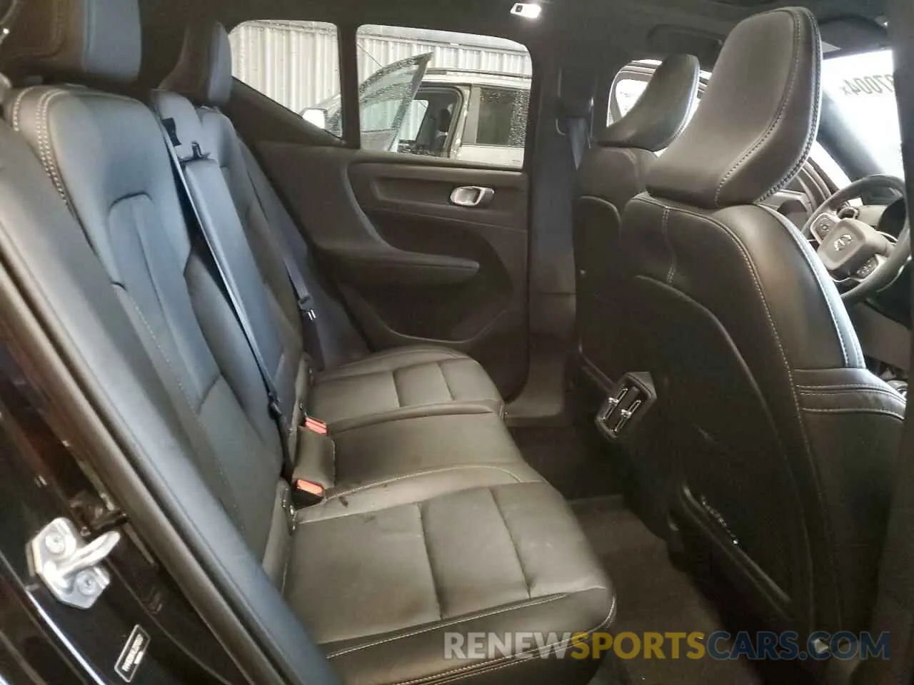 10 fotografías del automóvil dañado YV4162UK4L2270557 VOLVO XC40 2020