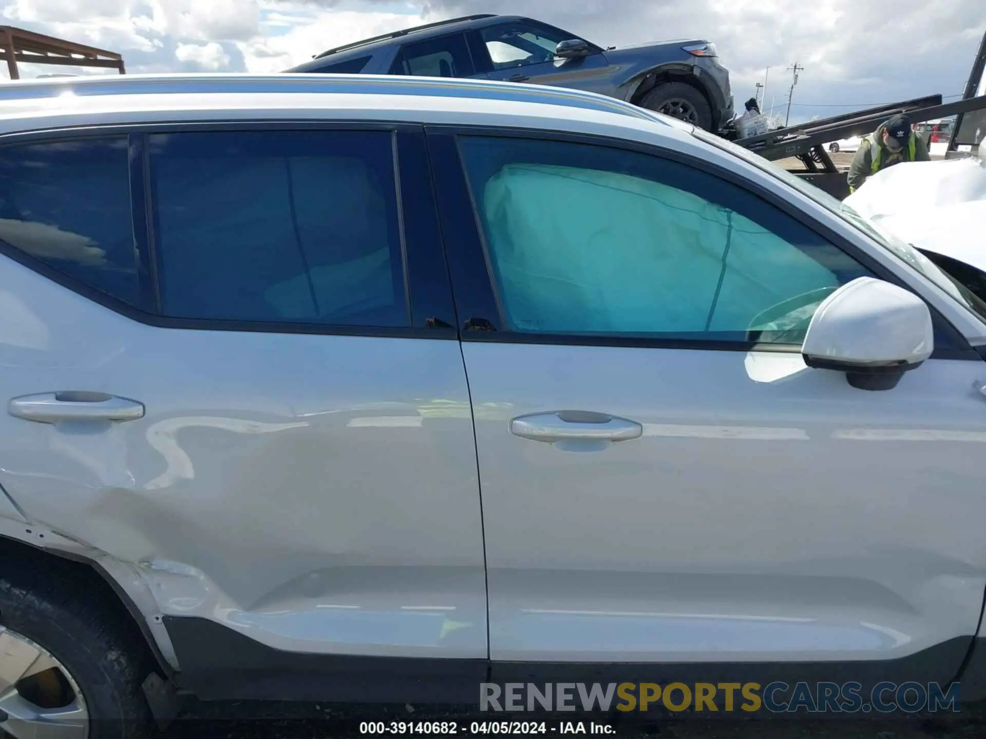 13 fotografías del automóvil dañado YV4162UK6L2338664 VOLVO XC40 2020