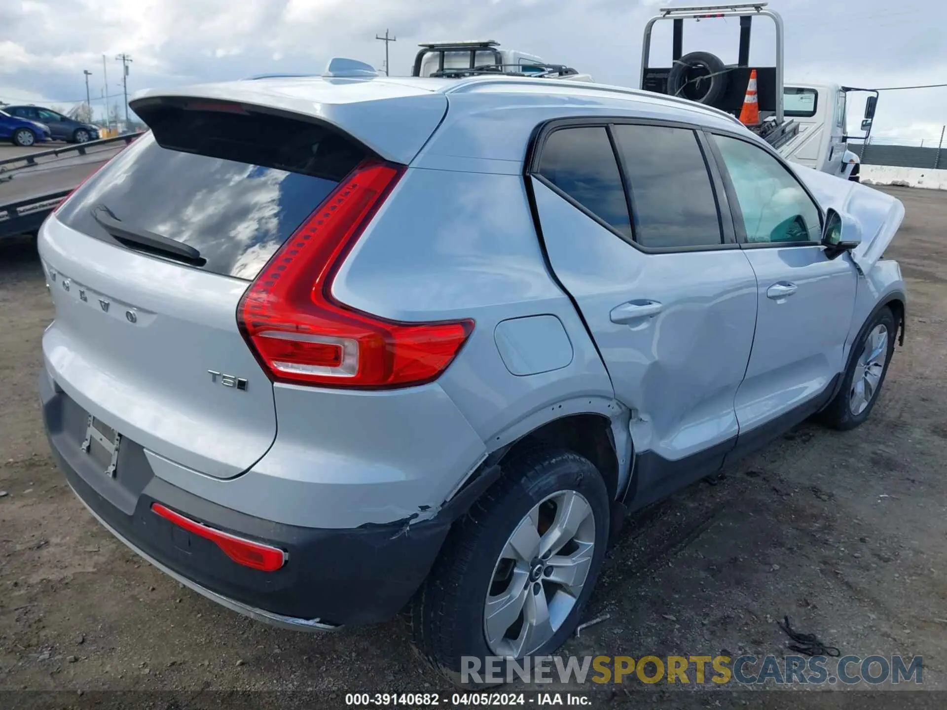 4 fotografías del automóvil dañado YV4162UK6L2338664 VOLVO XC40 2020