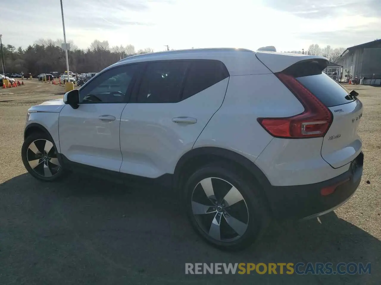 2 fotografías del automóvil dañado YV4162UK8L2177380 VOLVO XC40 2020