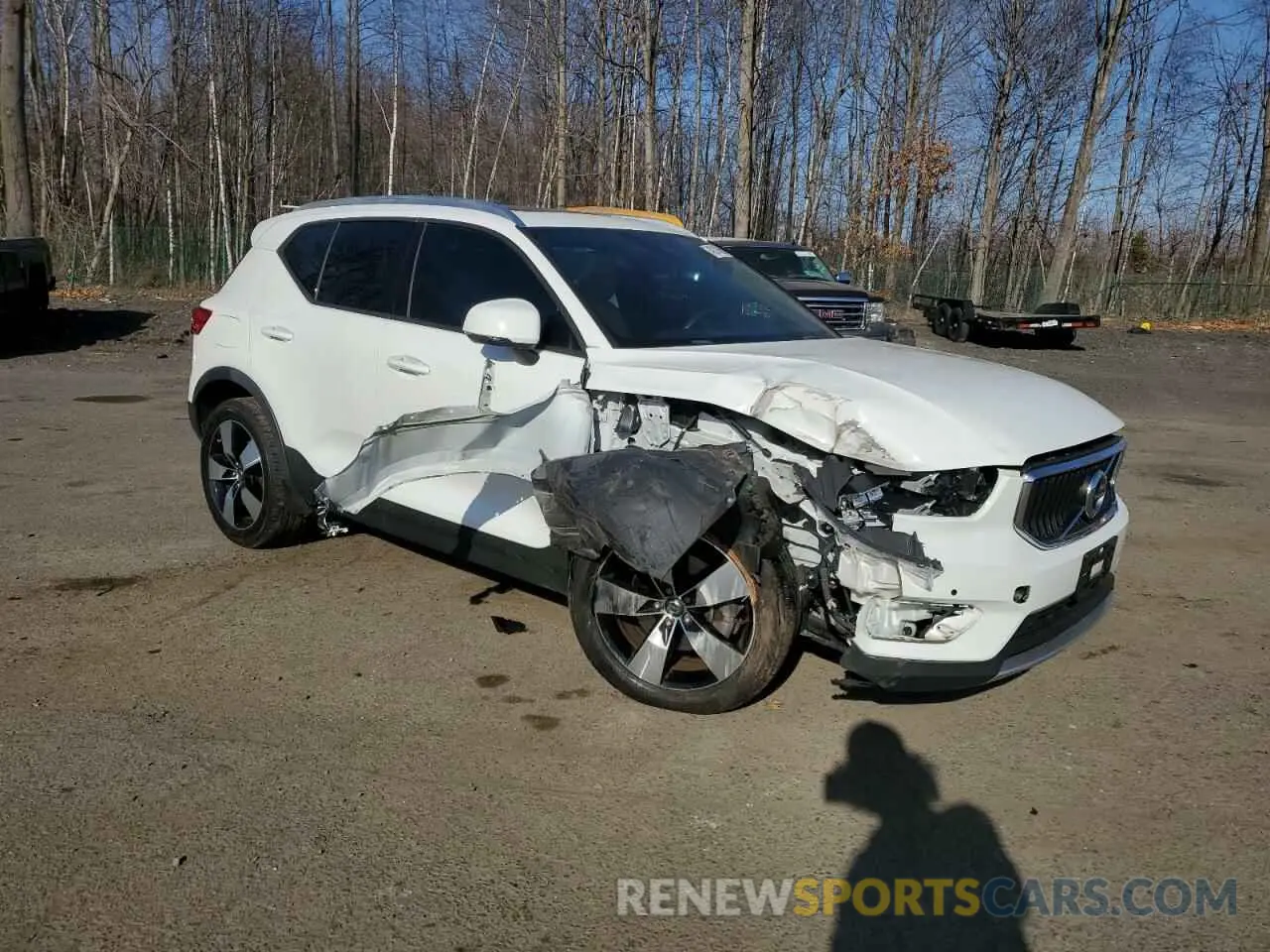 4 fotografías del automóvil dañado YV4162UK8L2177380 VOLVO XC40 2020