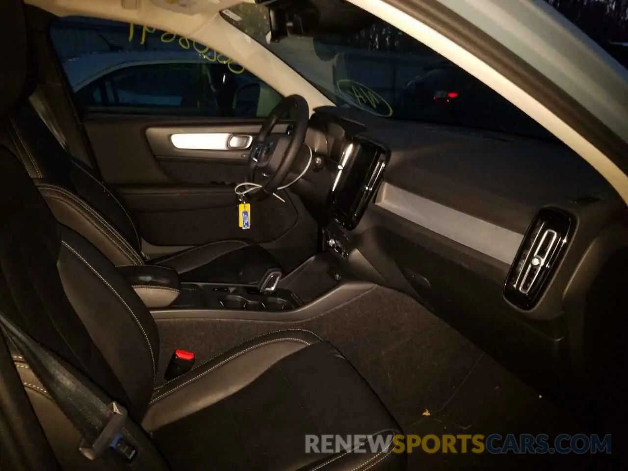 5 fotografías del automóvil dañado YV4162UK9L2183317 VOLVO XC40 2020