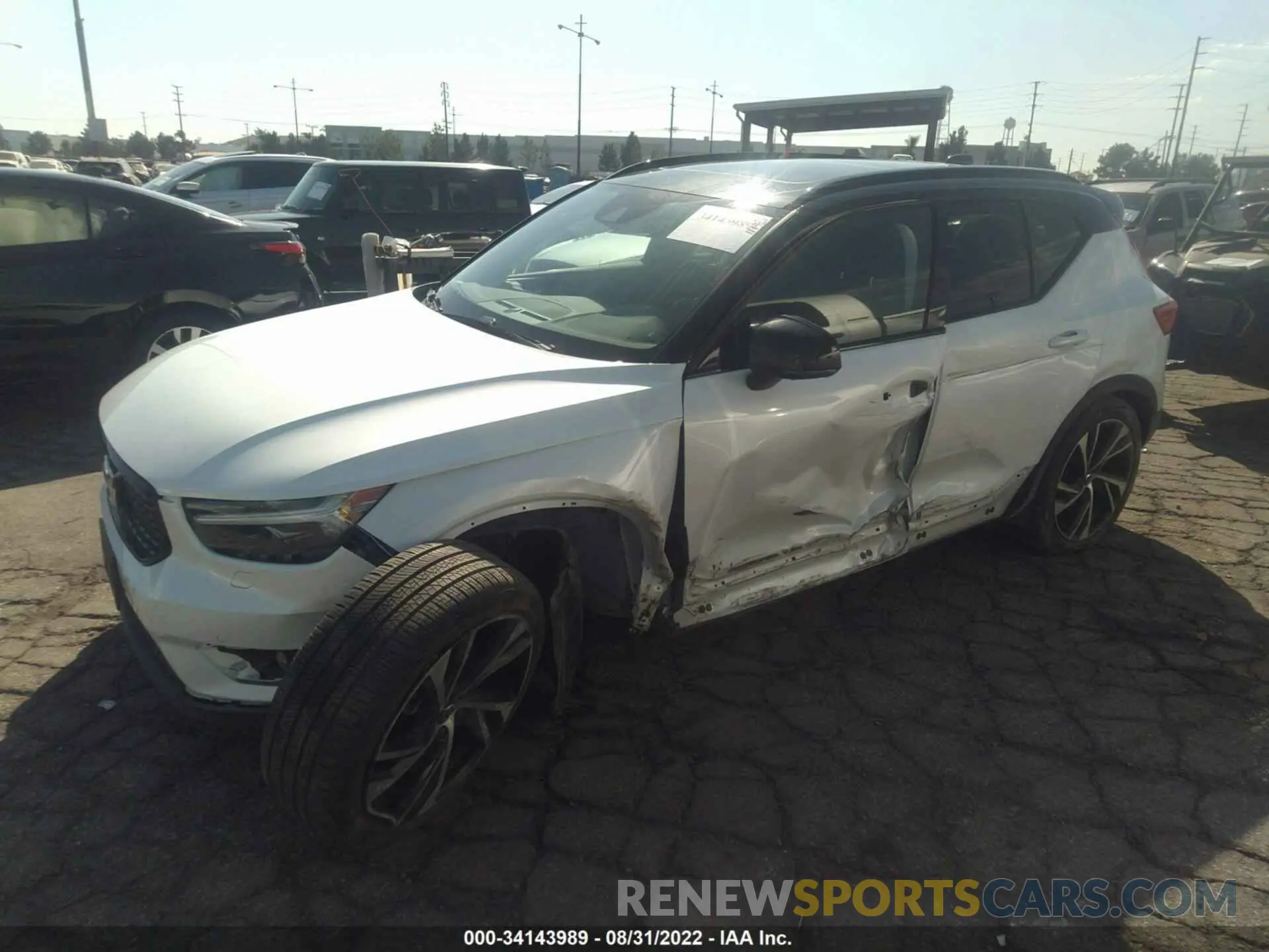 2 fotografías del automóvil dañado YV4162UM5L2174972 VOLVO XC40 2020