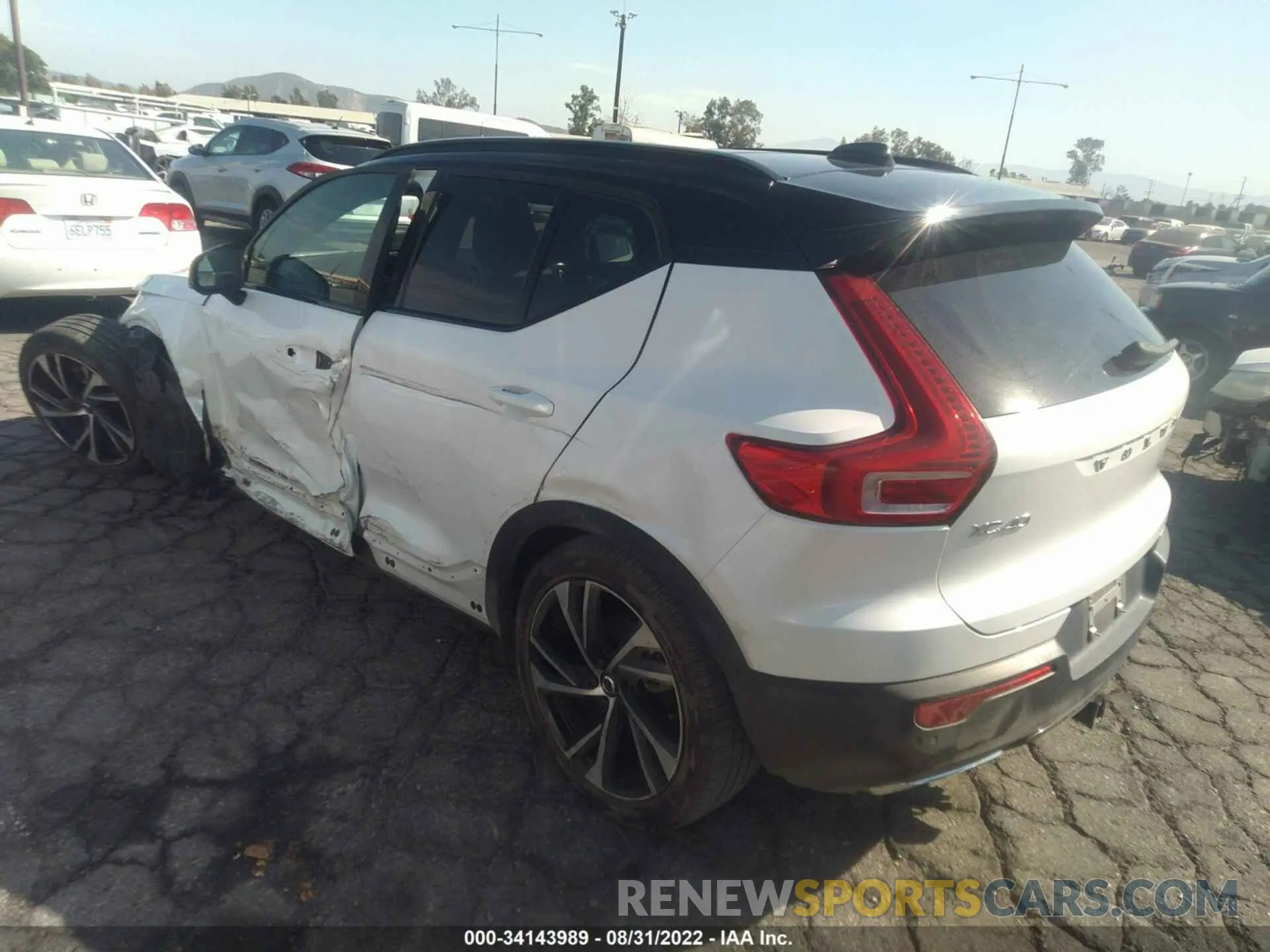 3 fotografías del automóvil dañado YV4162UM5L2174972 VOLVO XC40 2020