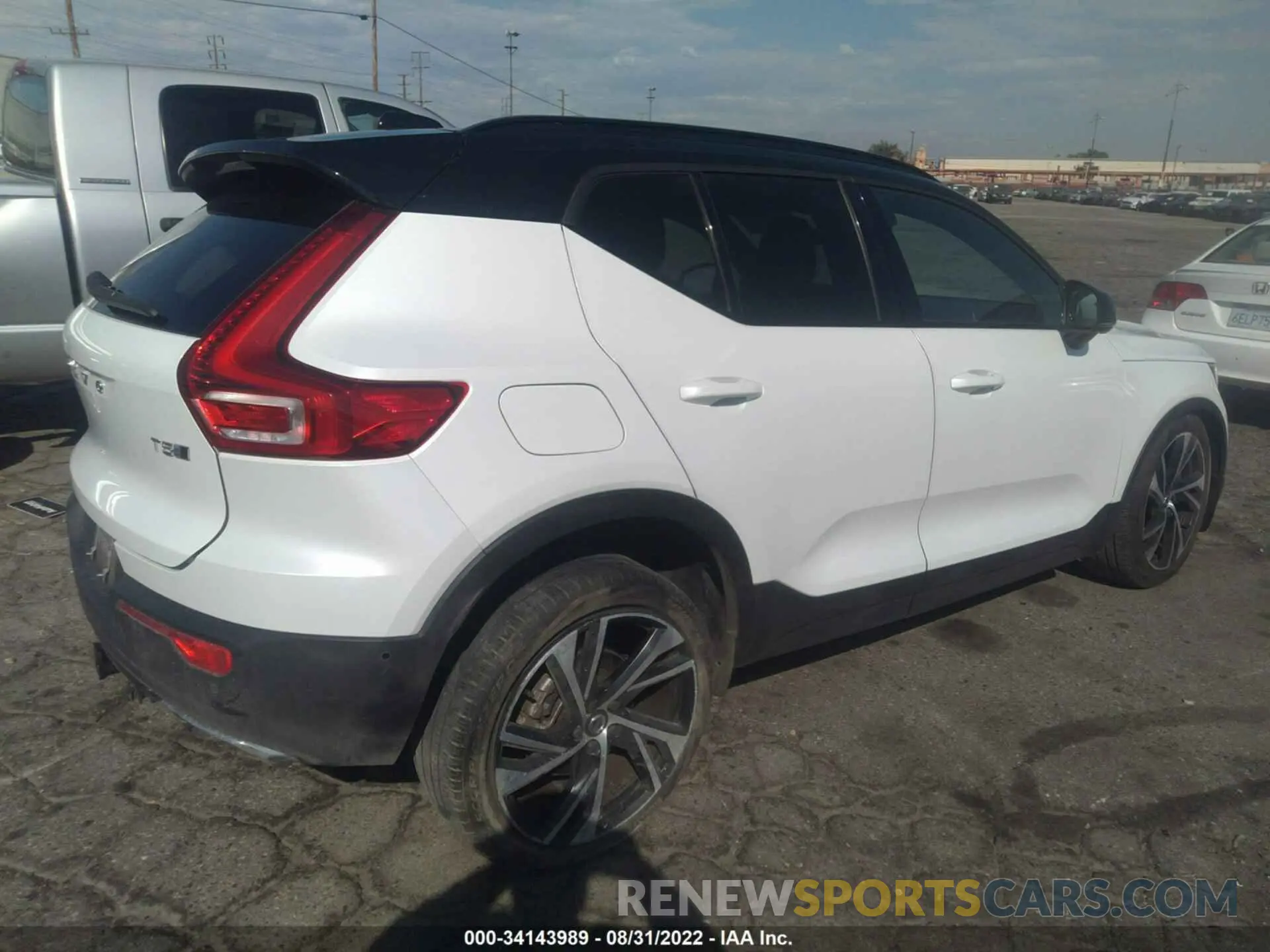 4 fotografías del automóvil dañado YV4162UM5L2174972 VOLVO XC40 2020