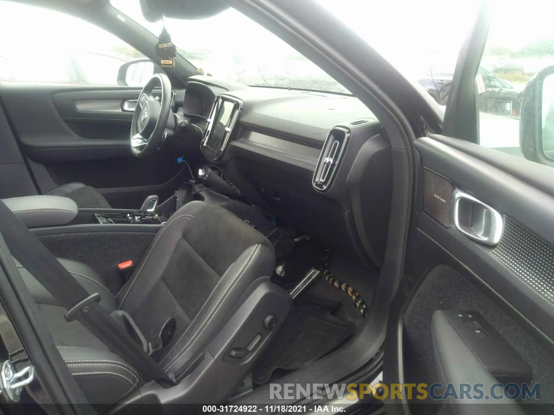 5 fotografías del automóvil dañado YV4162UM5L2323249 VOLVO XC40 2020