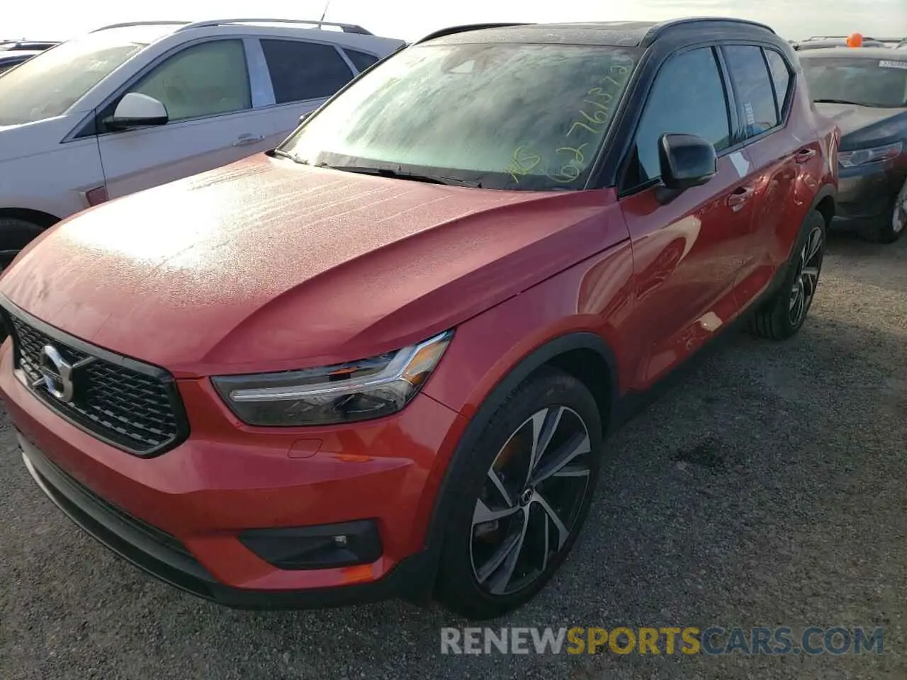 2 fotografías del automóvil dañado YV4162UM8L2325240 VOLVO XC40 2020