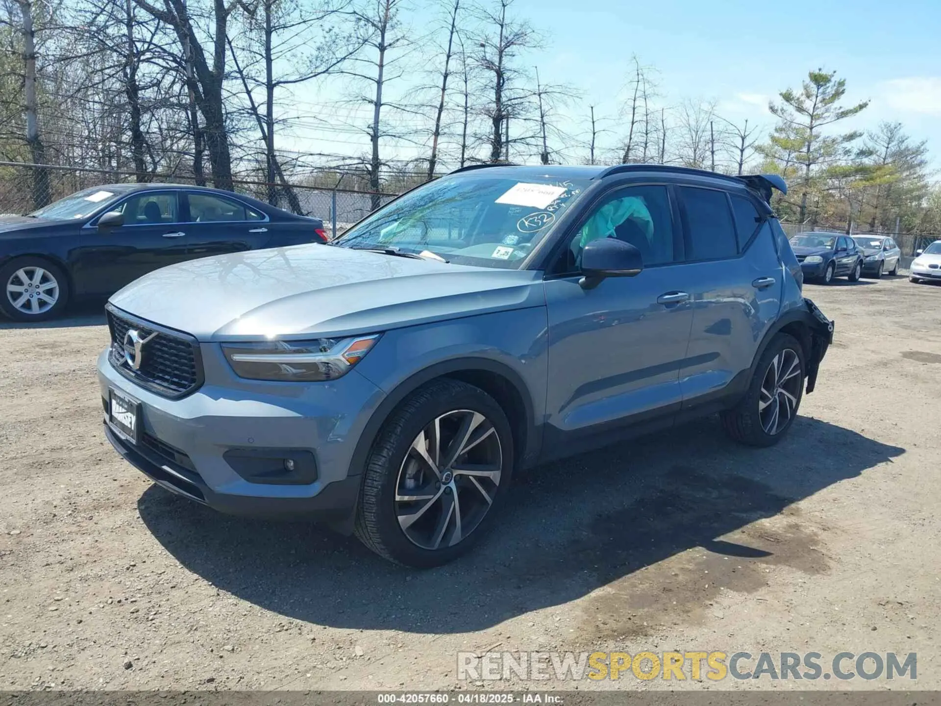 2 fotografías del automóvil dañado YV4162UM9L2348168 VOLVO XC40 2020