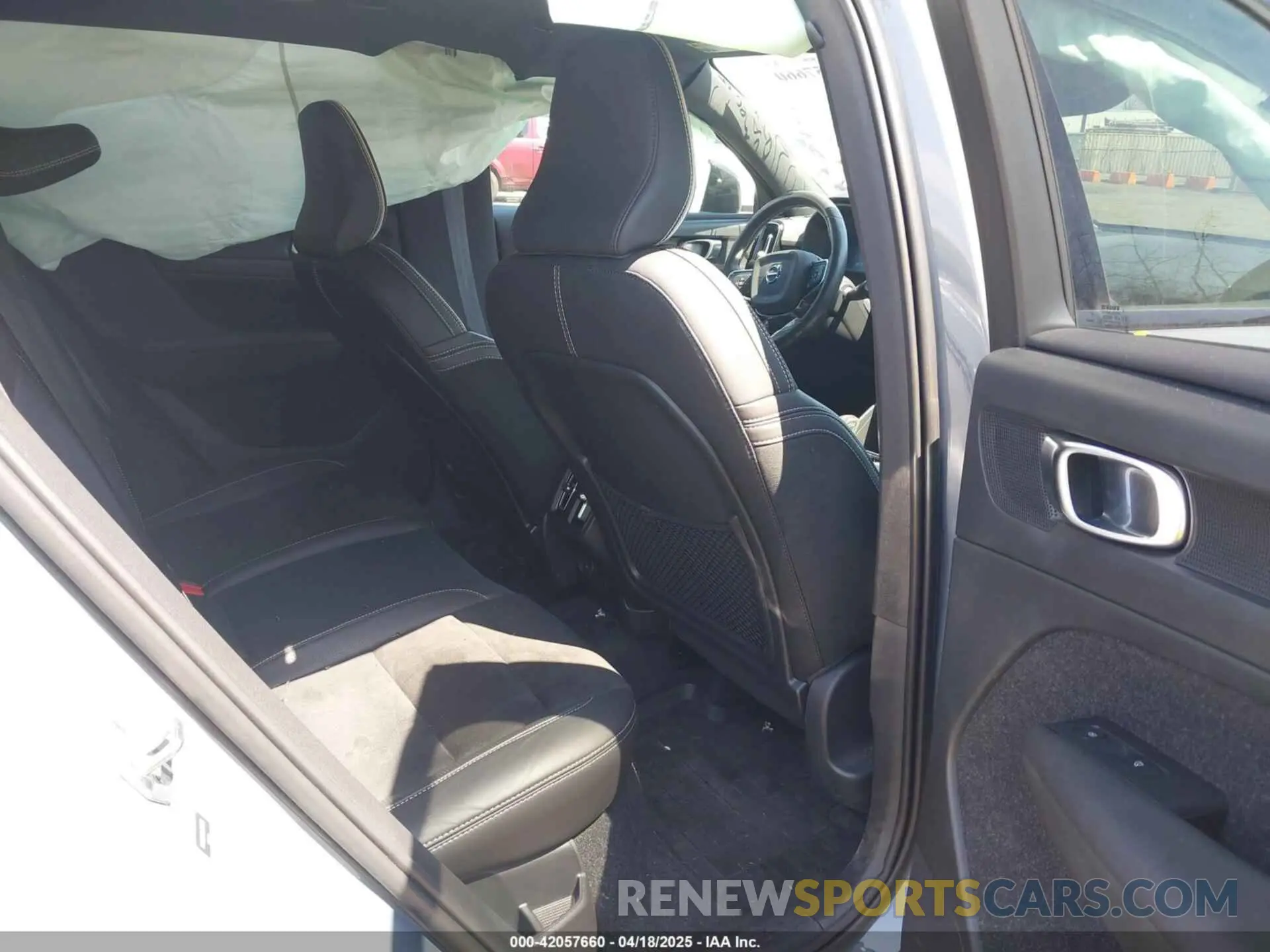 8 fotografías del automóvil dañado YV4162UM9L2348168 VOLVO XC40 2020