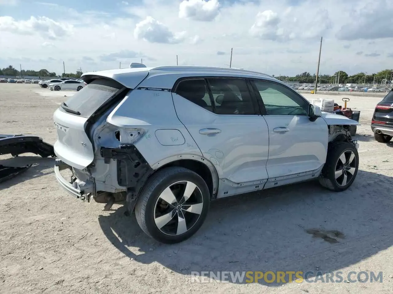 3 fotografías del automóvil dañado YV4AC2HK8L2252033 VOLVO XC40 2020