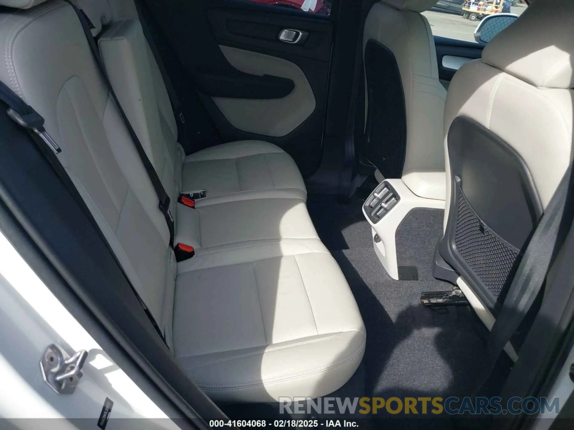 8 fotografías del automóvil dañado YV4AC2HK9L2206453 VOLVO XC40 2020