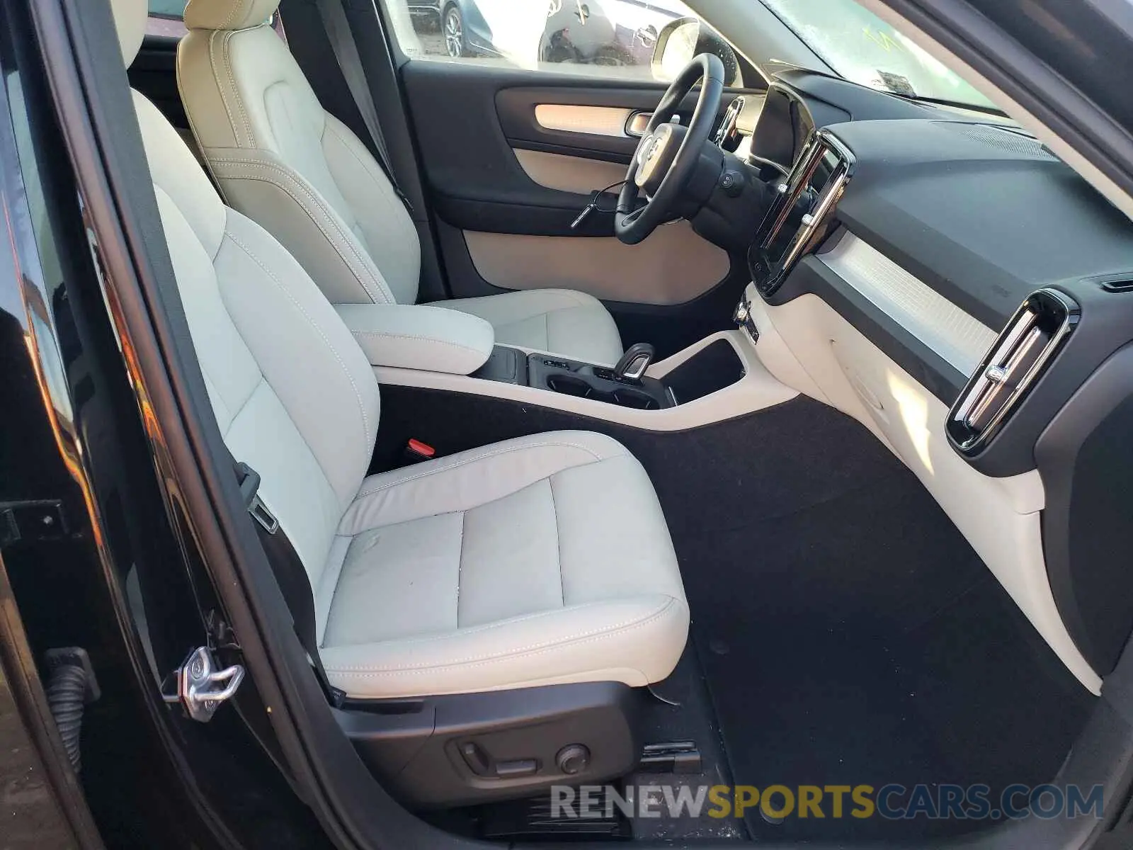 5 fotografías del automóvil dañado YV4162UK0M2597653 VOLVO XC40 2021