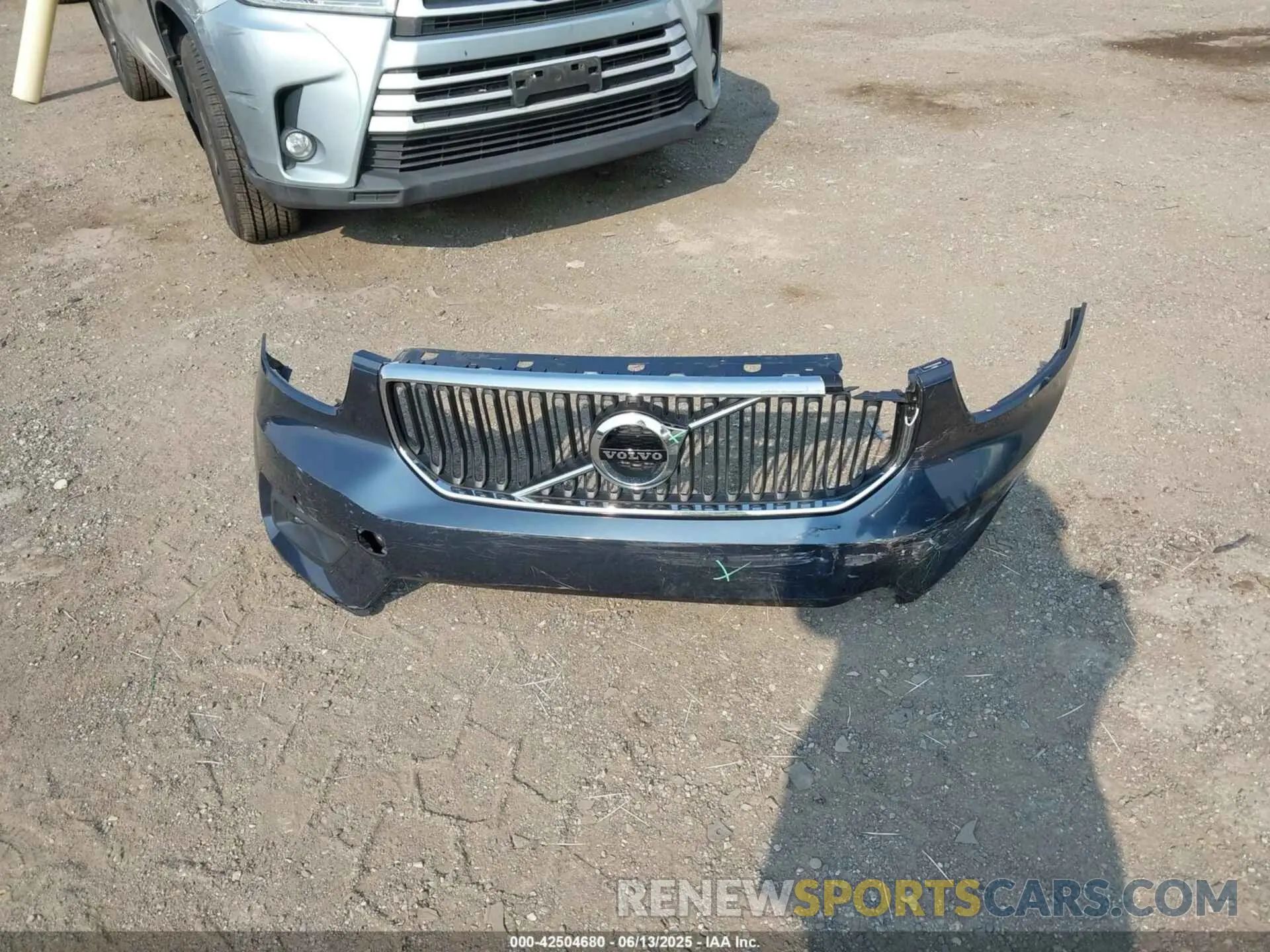 12 fotografías del automóvil dañado YV4162UK1M2464500 VOLVO XC40 2021