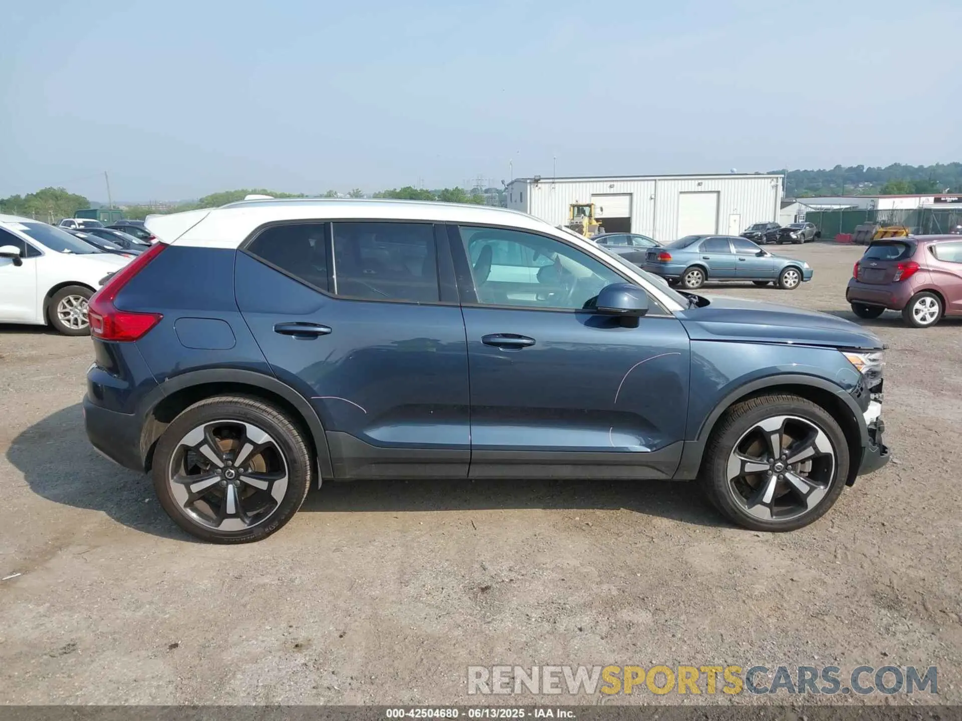 14 fotografías del automóvil dañado YV4162UK1M2464500 VOLVO XC40 2021