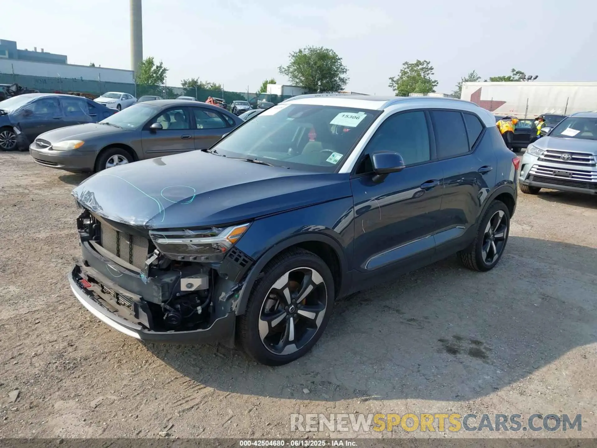 2 fotografías del automóvil dañado YV4162UK1M2464500 VOLVO XC40 2021