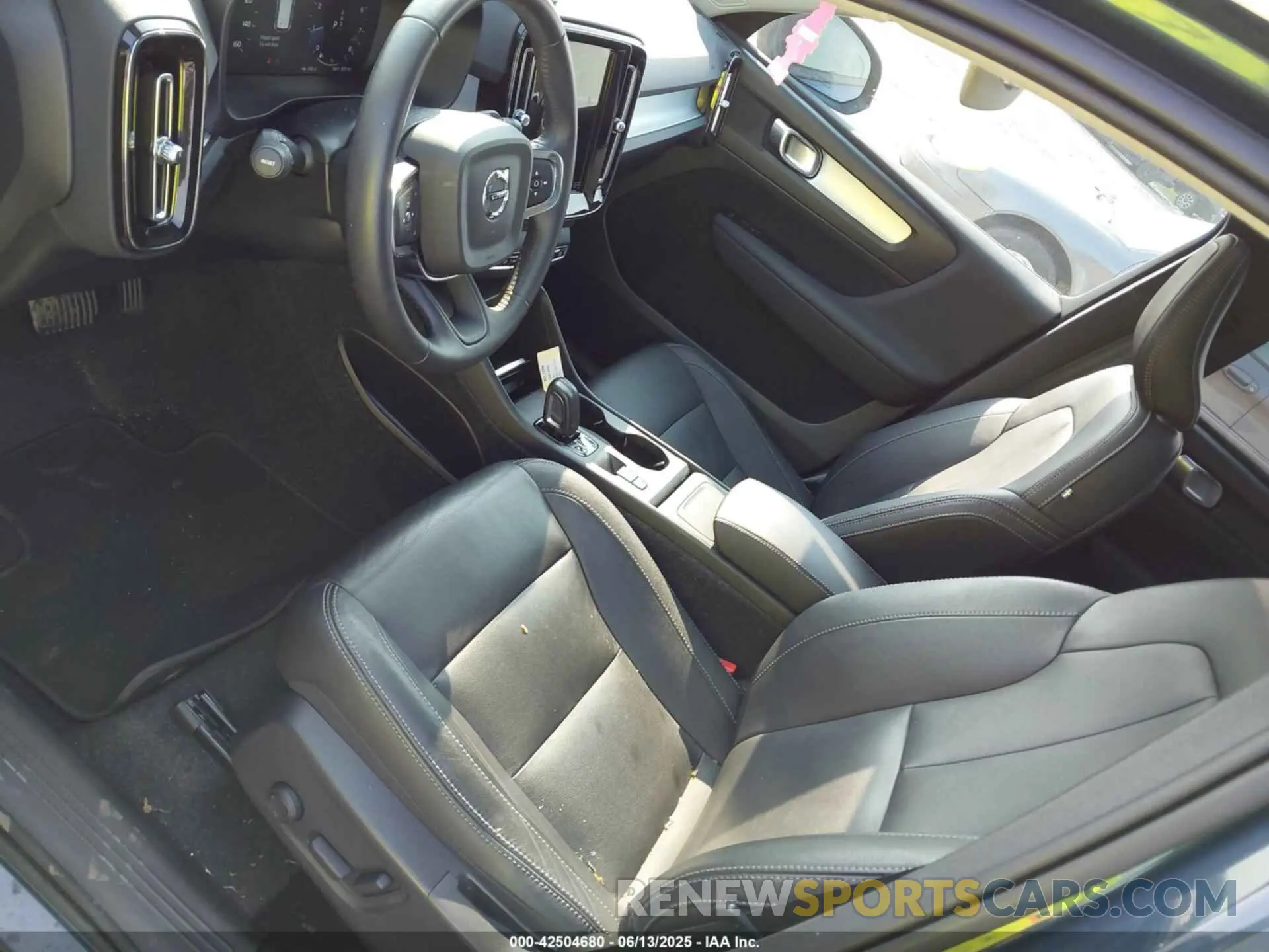 20 fotografías del automóvil dañado YV4162UK1M2464500 VOLVO XC40 2021