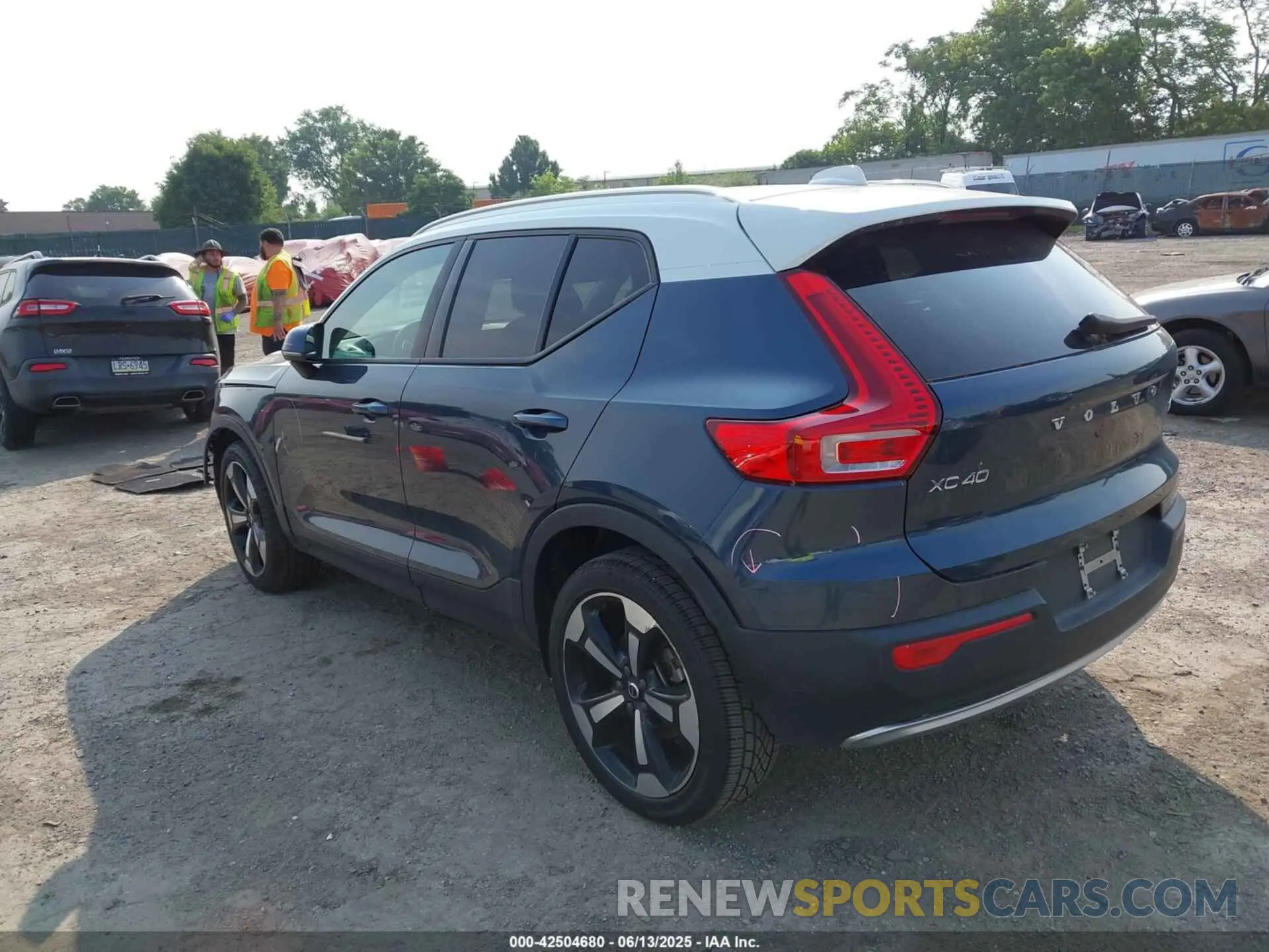 3 fotografías del automóvil dañado YV4162UK1M2464500 VOLVO XC40 2021