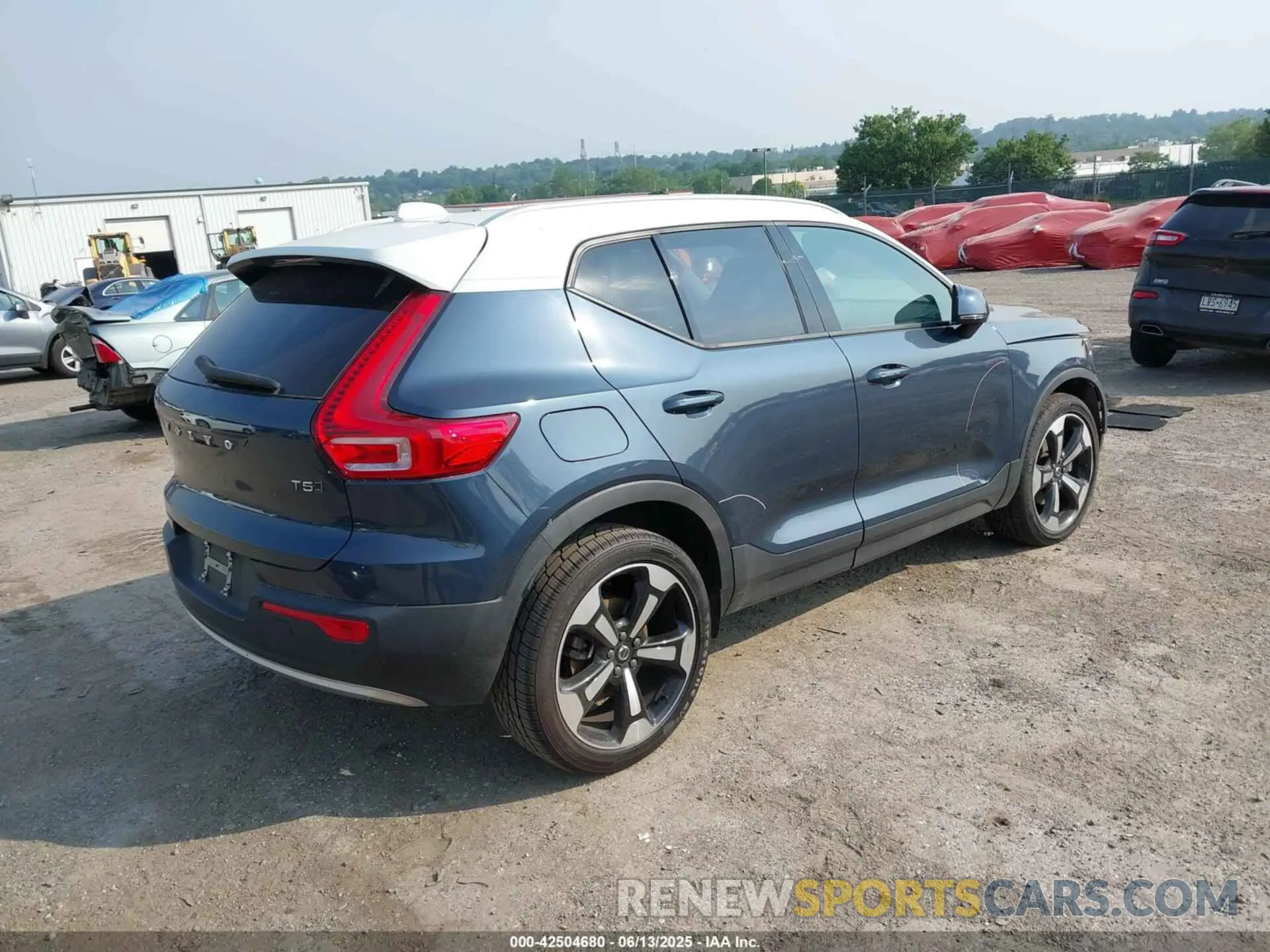 4 fotografías del automóvil dañado YV4162UK1M2464500 VOLVO XC40 2021