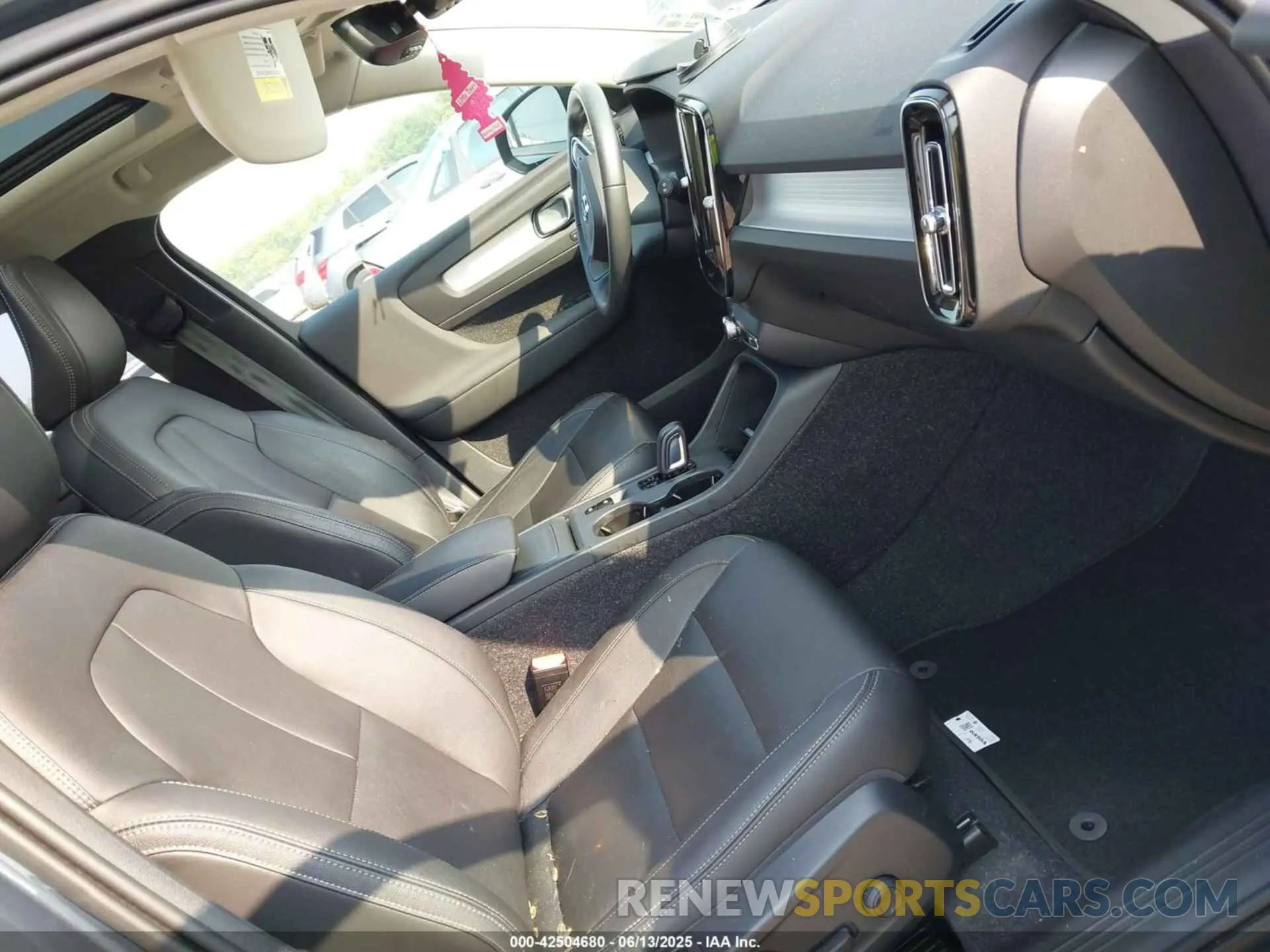 5 fotografías del automóvil dañado YV4162UK1M2464500 VOLVO XC40 2021