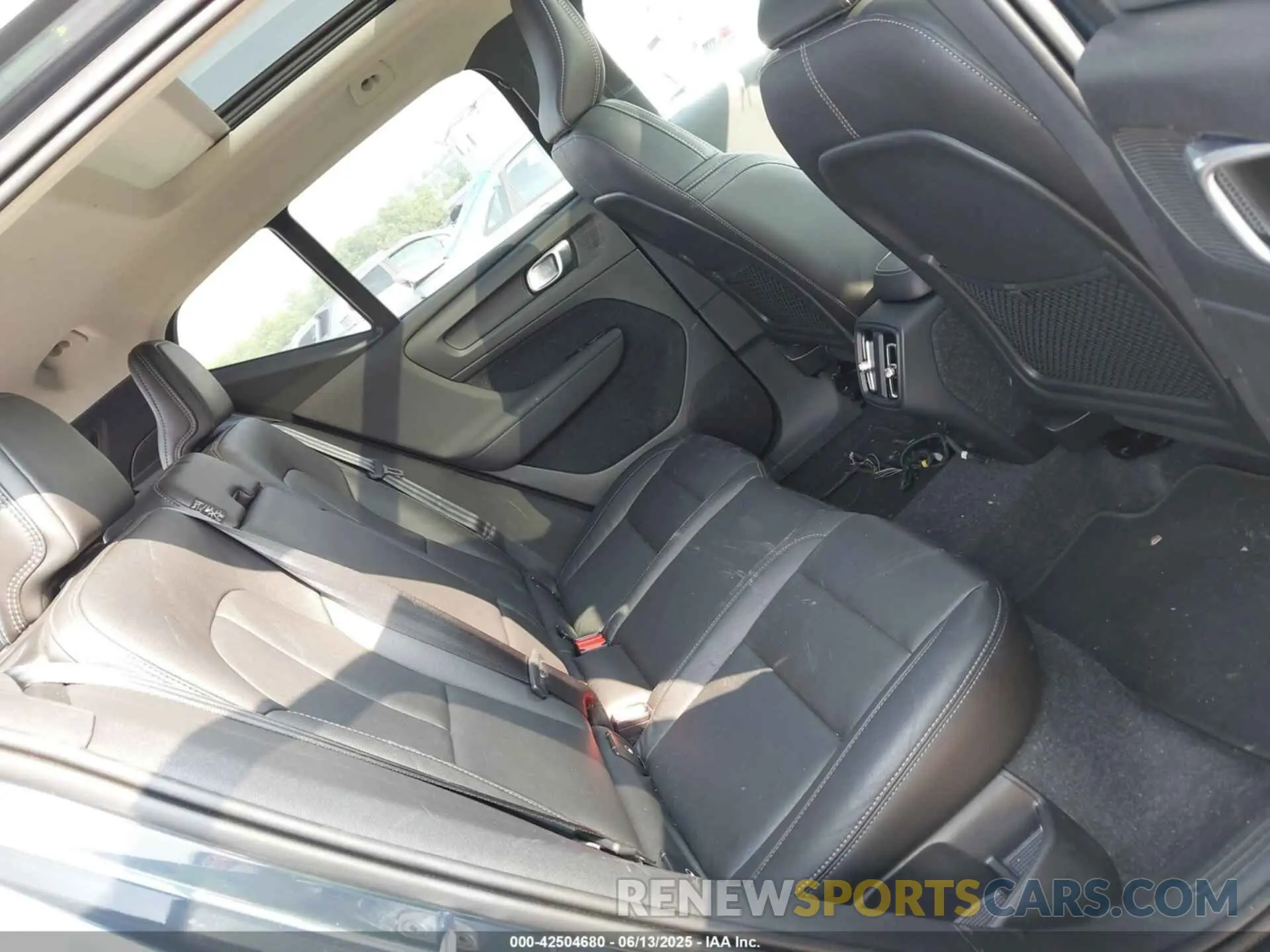 8 fotografías del automóvil dañado YV4162UK1M2464500 VOLVO XC40 2021
