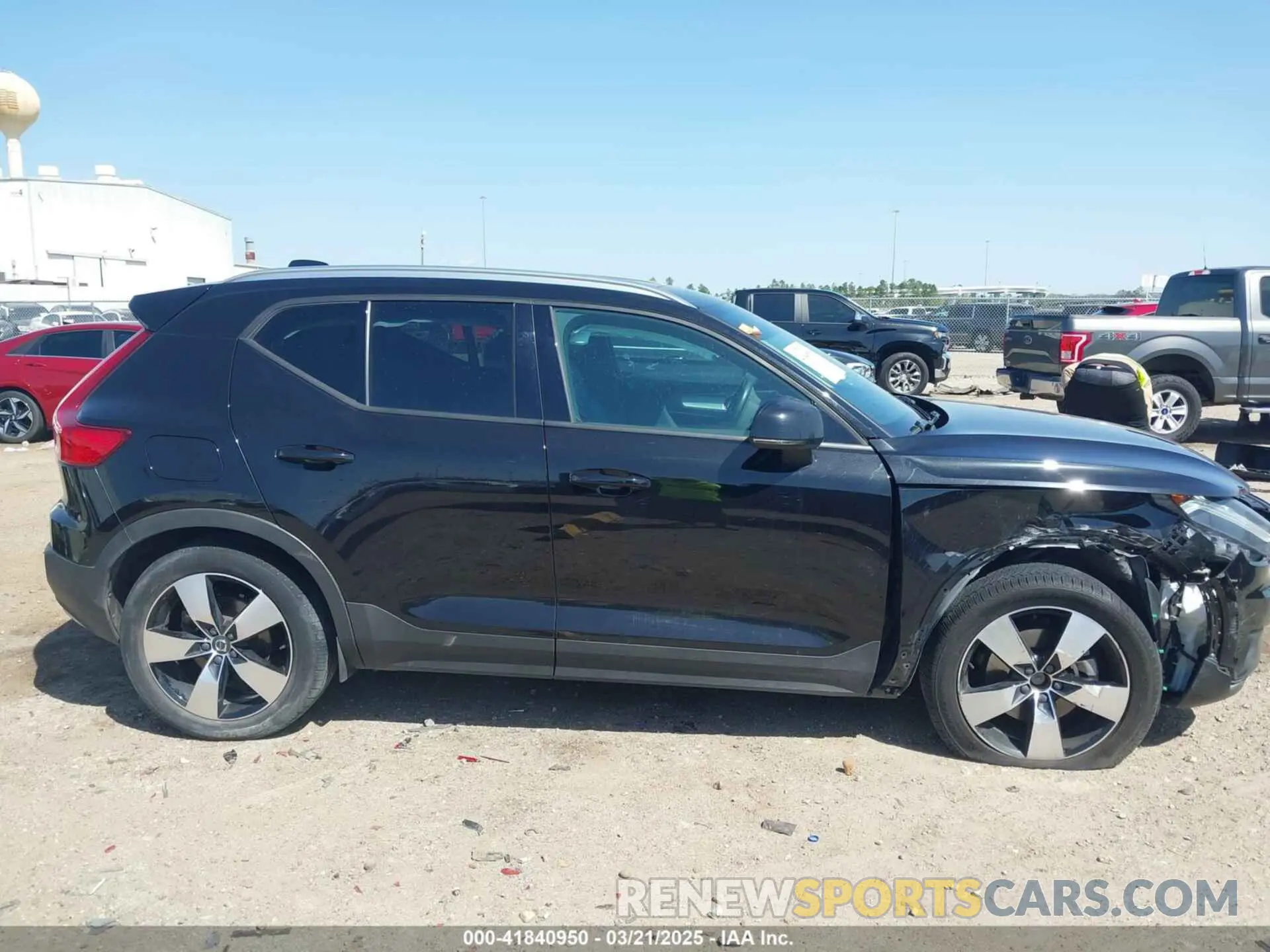 13 fotografías del automóvil dañado YV4162UK3M2415542 VOLVO XC40 2021