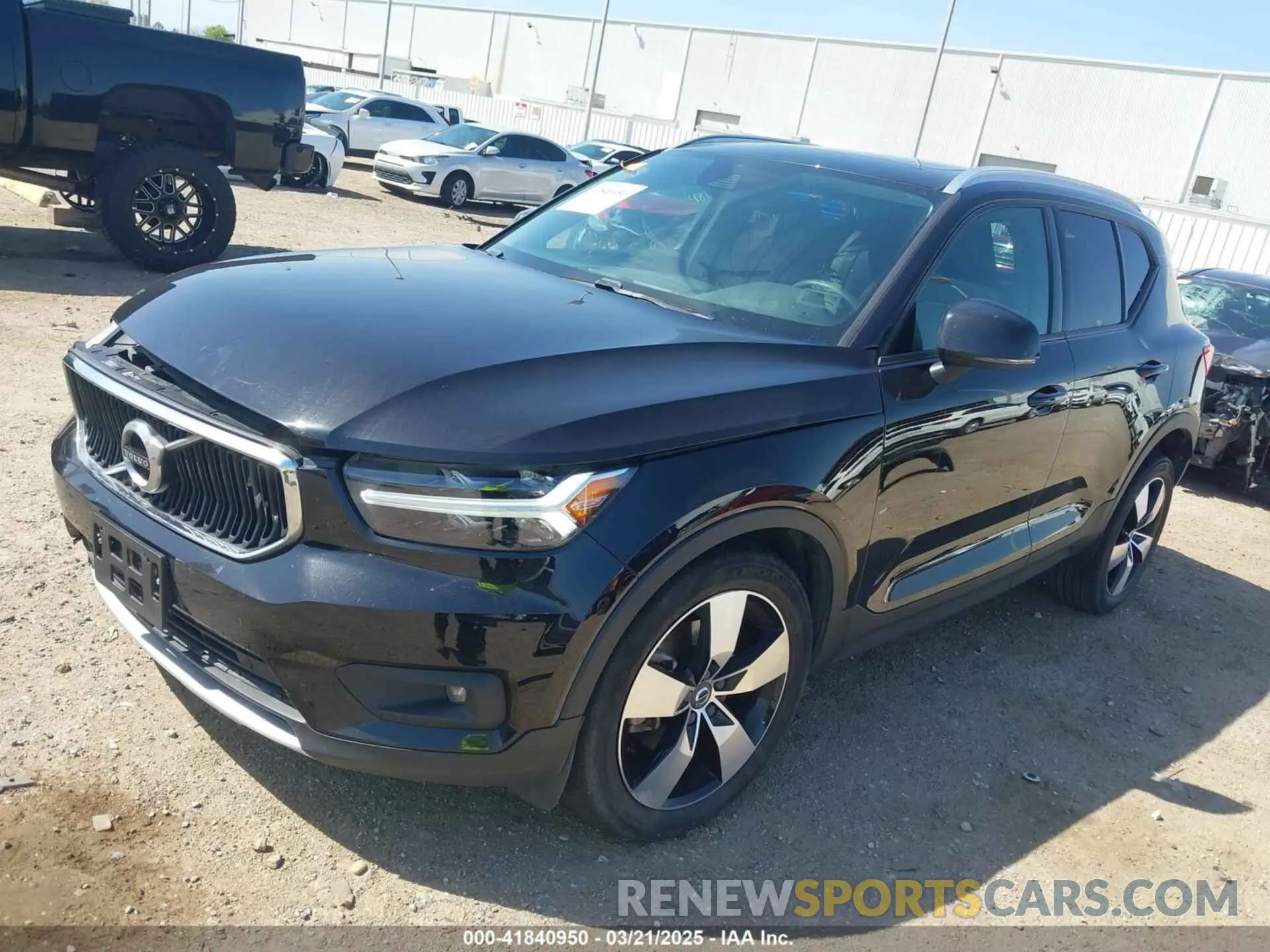 2 fotografías del automóvil dañado YV4162UK3M2415542 VOLVO XC40 2021