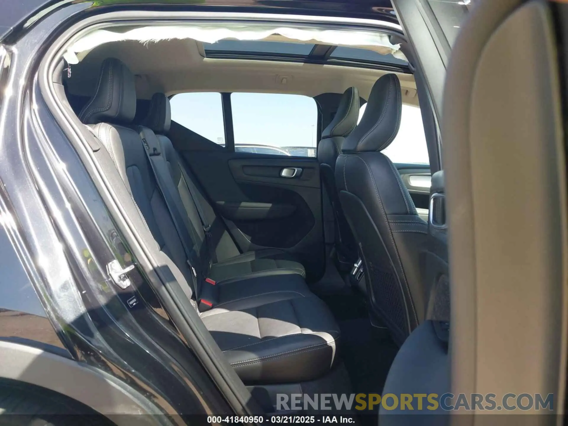 8 fotografías del automóvil dañado YV4162UK3M2415542 VOLVO XC40 2021